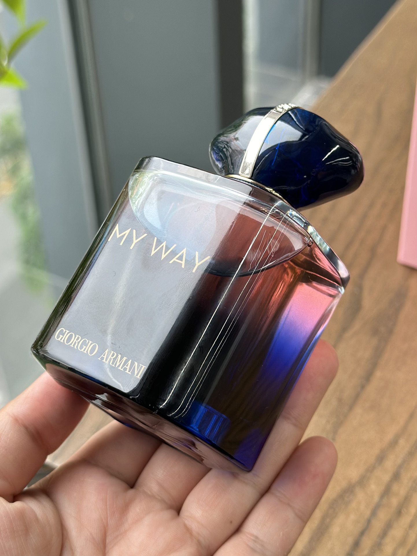 65💰原单品质
🦋My way浓情版香水细节组图参考——瓶身和味道都是一绝👍很值得入手 ‼️‼️‼️My way系列一直以来，给所有人的印象——让人心情变好的香。然而这款新香不同于经典版的甜美少女感哟！👉新版褪去了稚气，自带大女主光环😇。果香开场，晚香玉和鸢尾的花香高贵优雅，尾调木质雪松中和了香草的腻，更多了一点韵味，留香也更久了，芳香木质调，微醺高级版的葡萄🍇香调层层递进，仿佛在告诉所有人：曾经稚嫩的姑娘已经成为手握主权的大女生👑