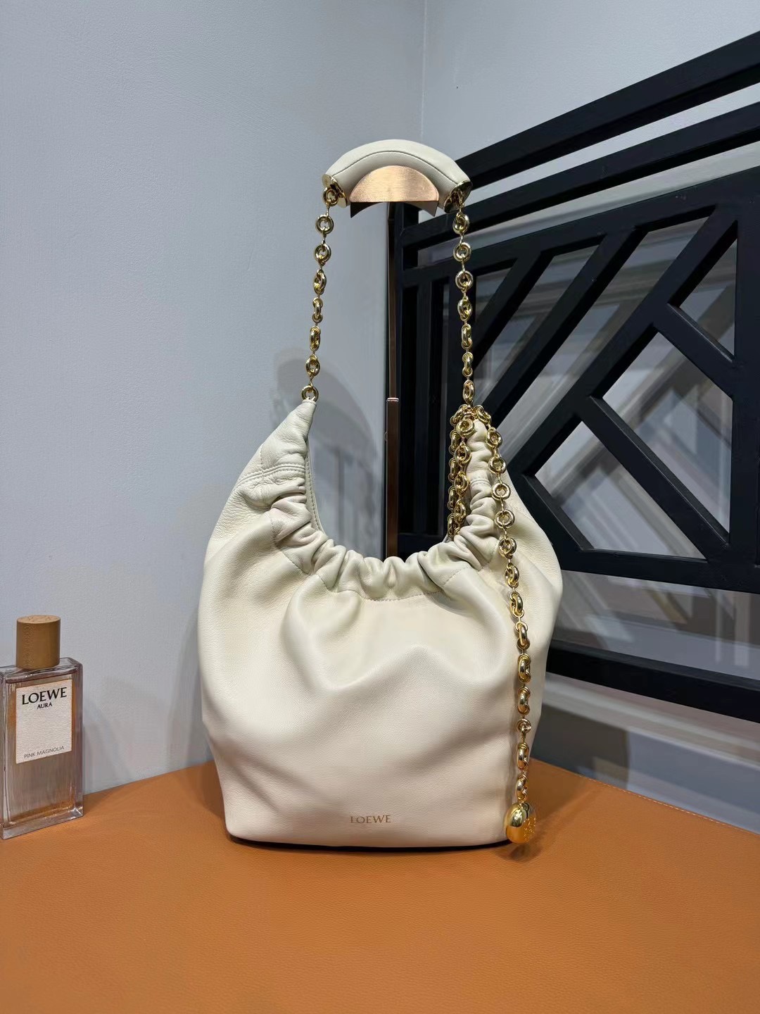 24 New Products Squeeze Underarm Bag loewe This bag shows a high-end laziness and soft feminine charm with its pleated Hobo shape. It is made of