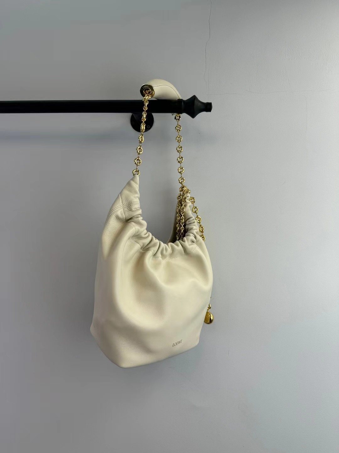 24 New Products Squeeze Underarm Bag loewe This bag shows a high-end laziness and soft feminine charm with its pleated Hobo shape. It is made of
