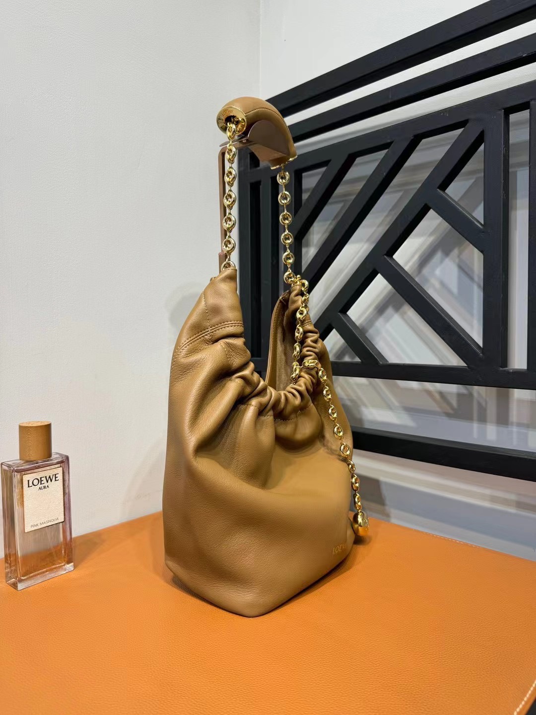 24 New Products Oak Color Squeeze Underarm Bag Loewe This bag shows a high-end laziness and soft feminine charm with its pleated Hobo shape. It i