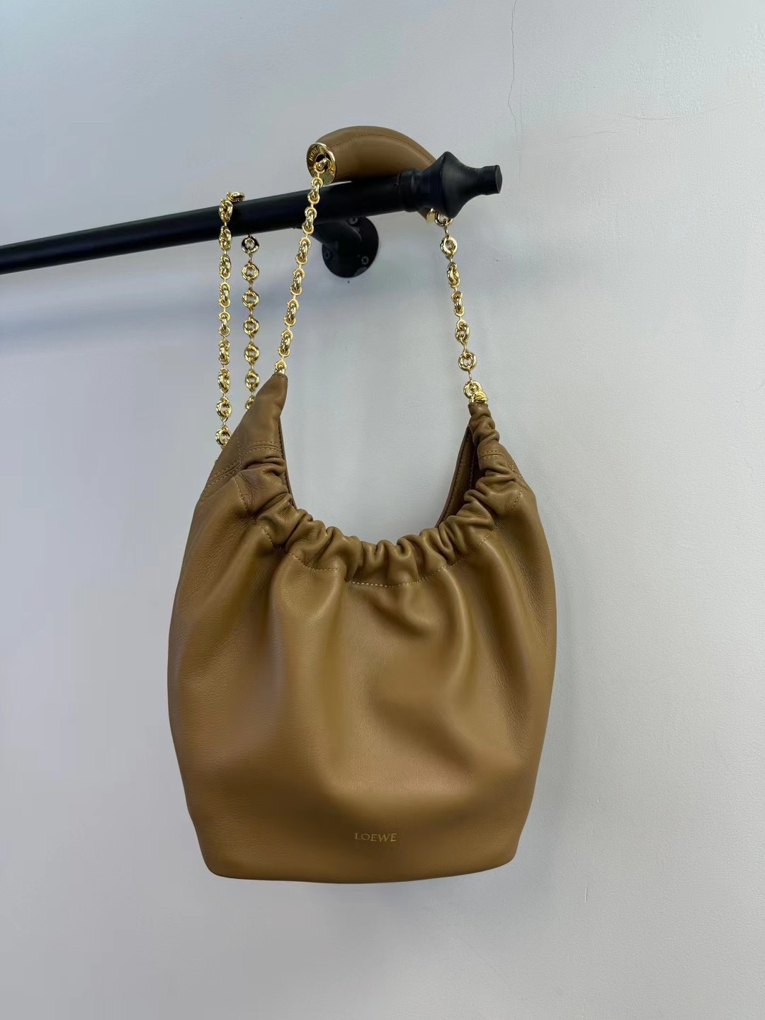 24 New Products Oak Color Squeeze Underarm Bag Loewe This bag shows a high-end laziness and soft feminine charm with its pleated Hobo shape. It i