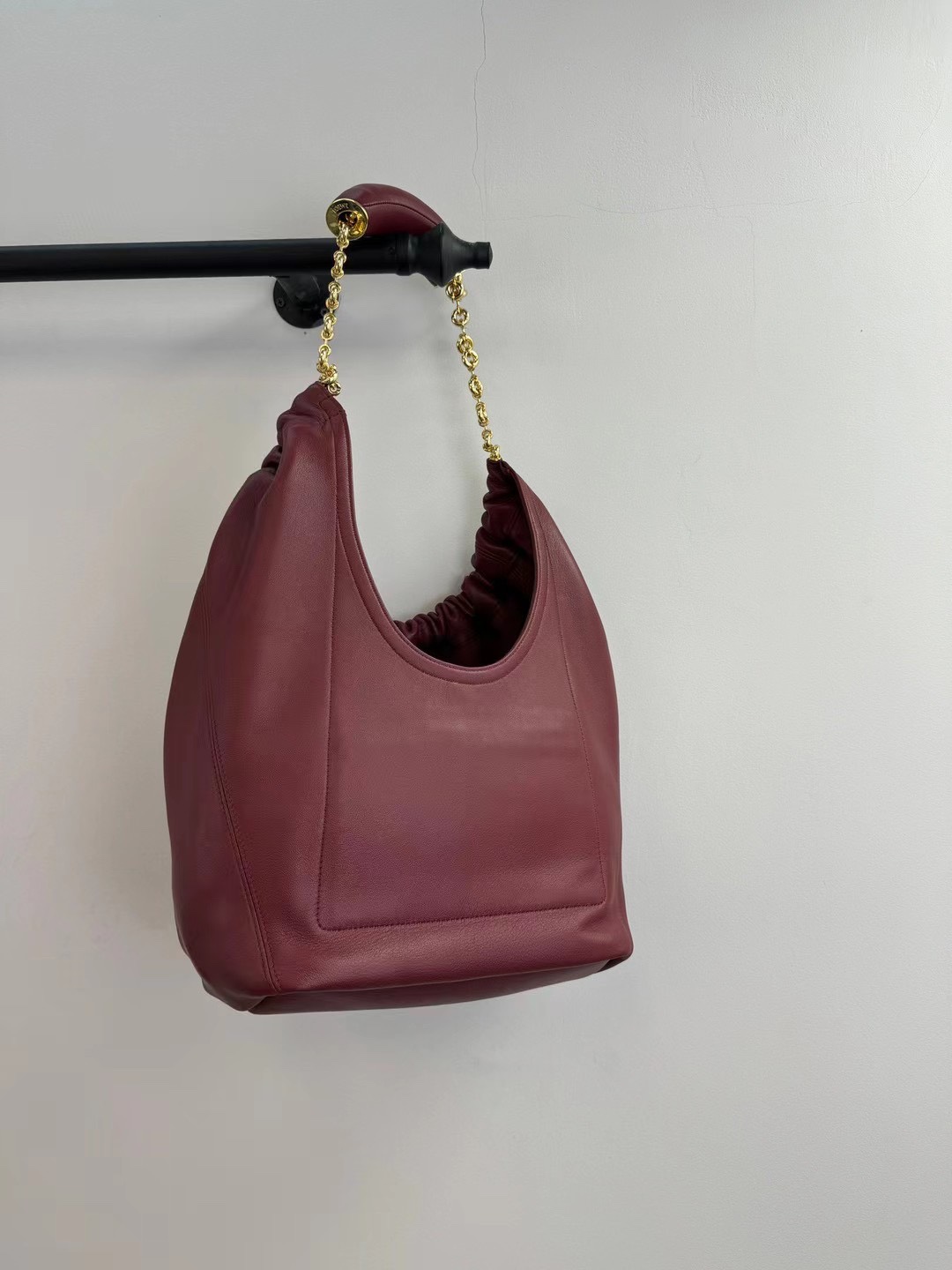 24 New Products Squeeze Underarm Bag loewe This bag shows a high-end laziness and soft feminine charm with its pleated Hobo shape. It is made of