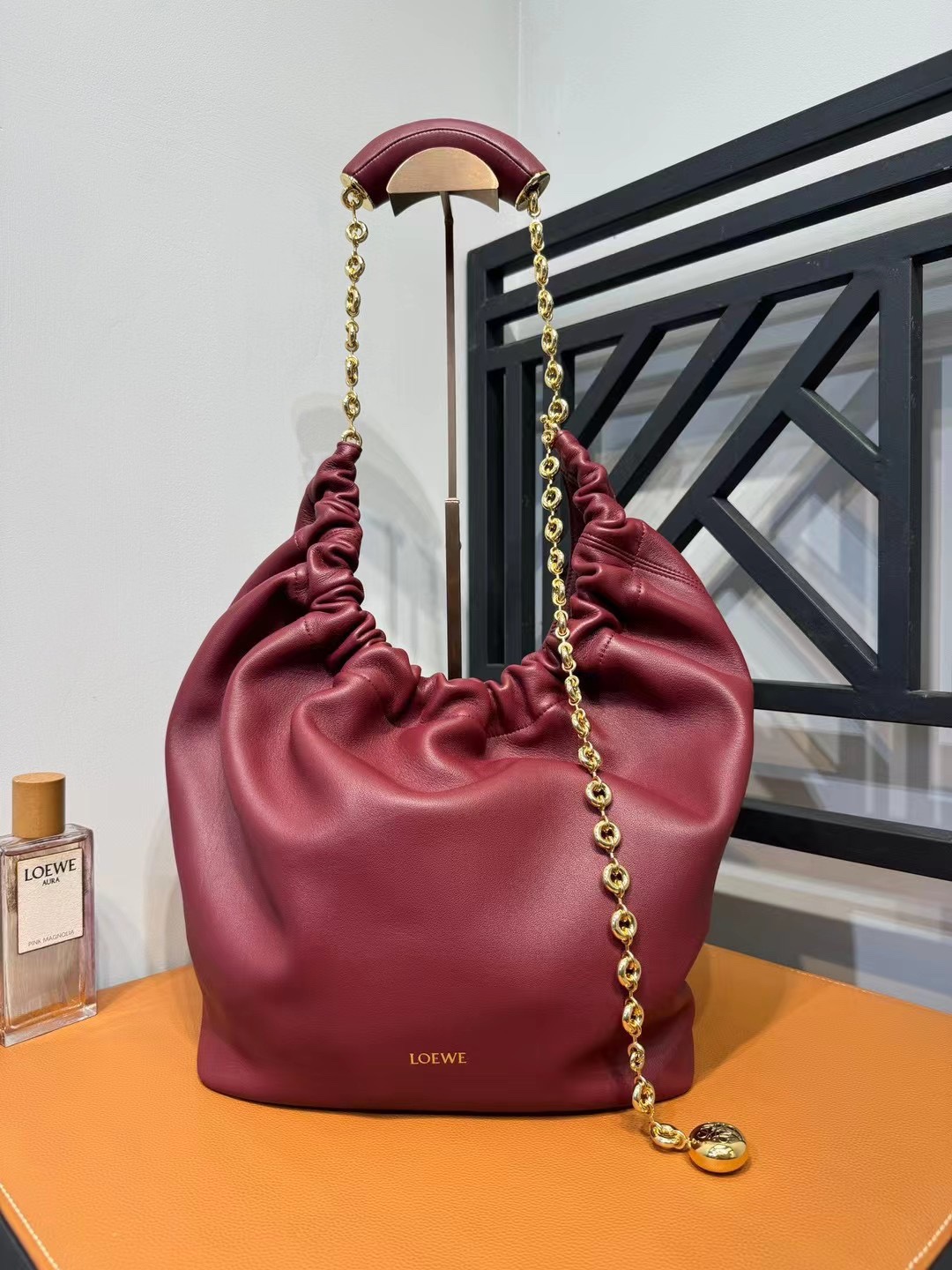 24 New Products Squeeze Underarm Bag loewe This bag shows a high-end laziness and soft feminine charm with its pleated Hobo shape. It is made of