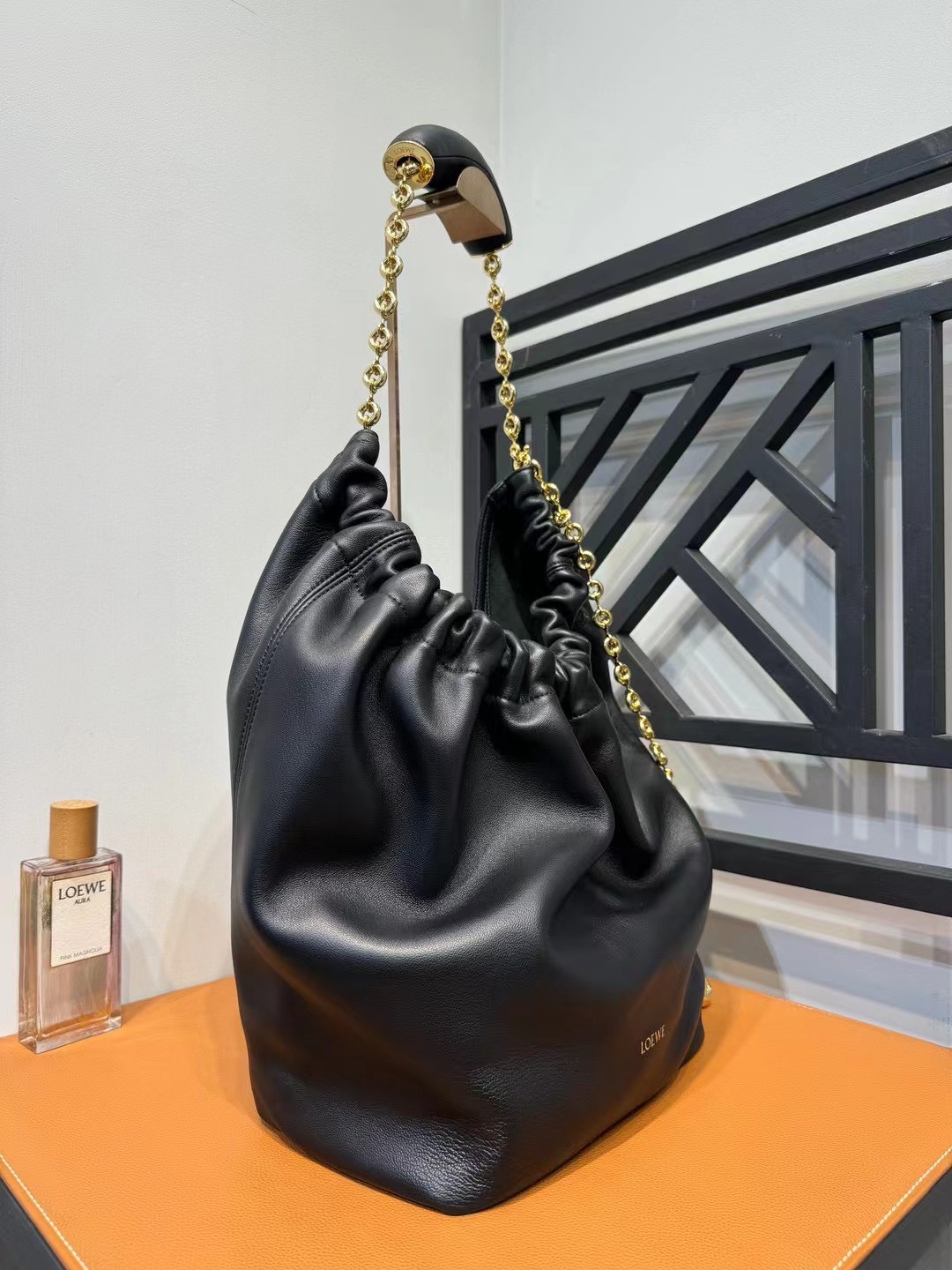 24 New Products Squeeze Underarm Bag loewe This bag shows a high-end laziness and soft feminine charm with its pleated Hobo shape. It is made of