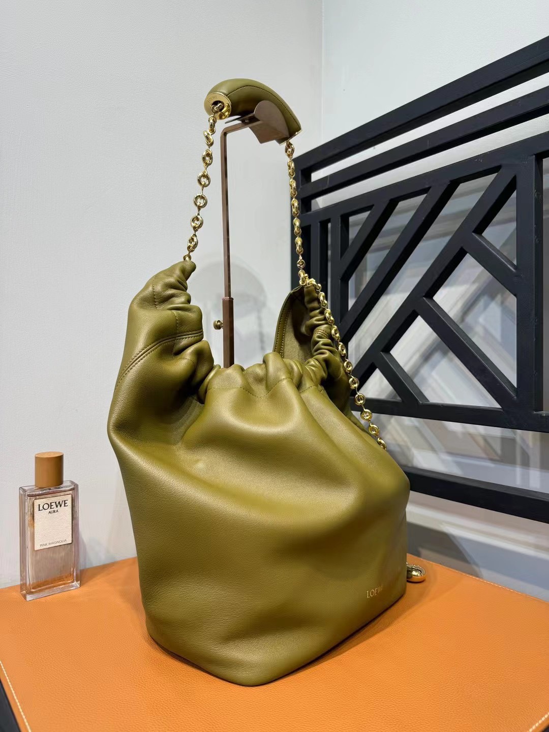 24 New Products Squeeze Underarm Bag loewe This bag shows a high-end laziness and soft feminine charm with its pleated Hobo shape. It is made of