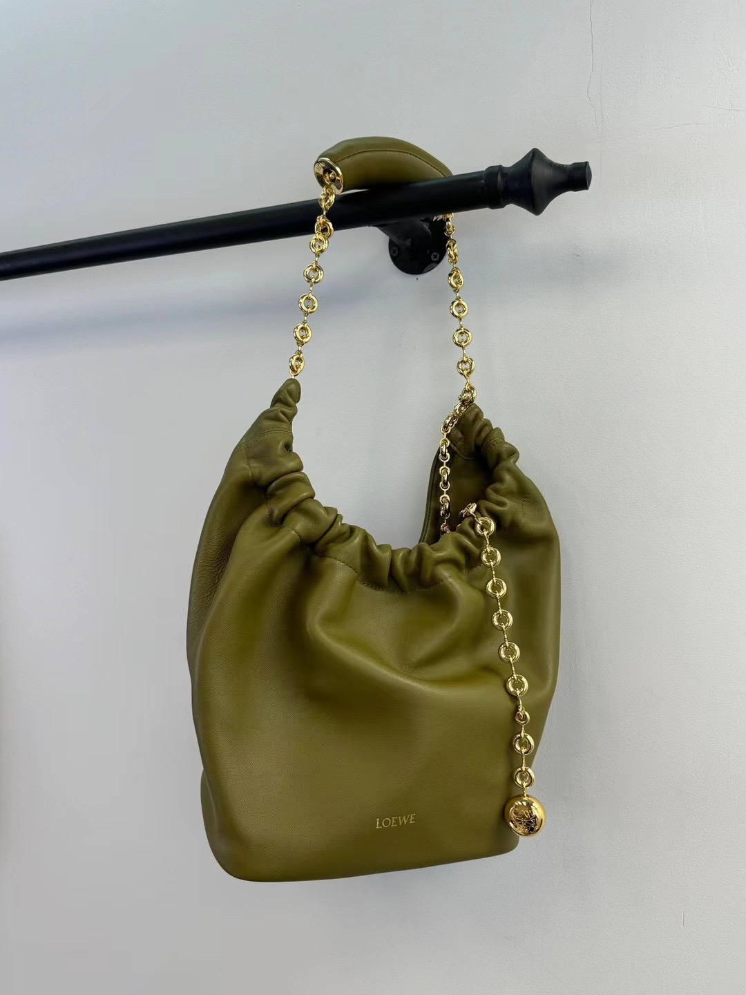 24 New Products Squeeze Underarm Bag loewe This bag shows a high-end laziness and soft feminine charm with its pleated Hobo shape. It is made of