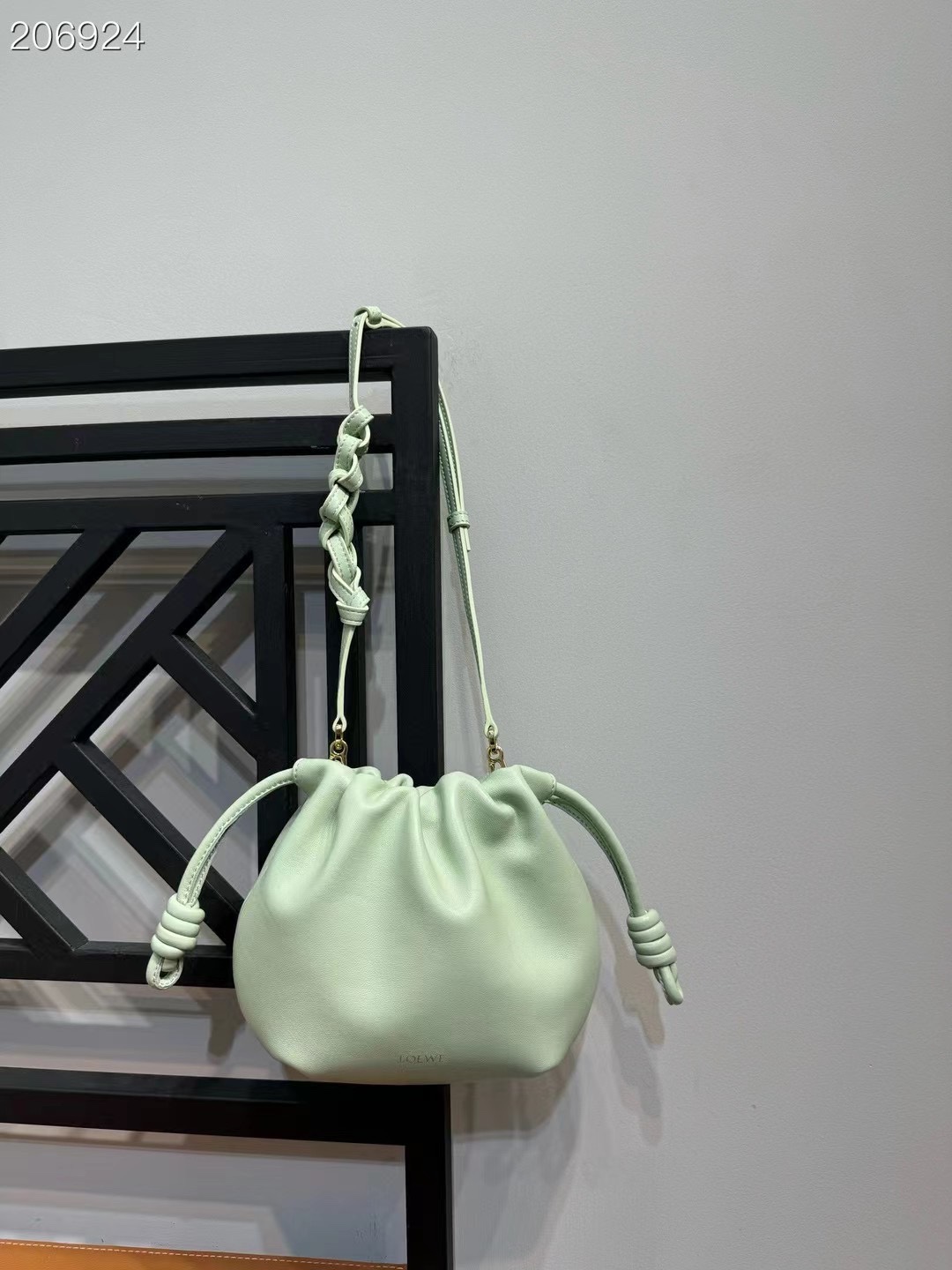 Spring jade color, original from loewe factory Flamenco purse new jade series. The small blessing bag is really beautiful, the leather is soft, s