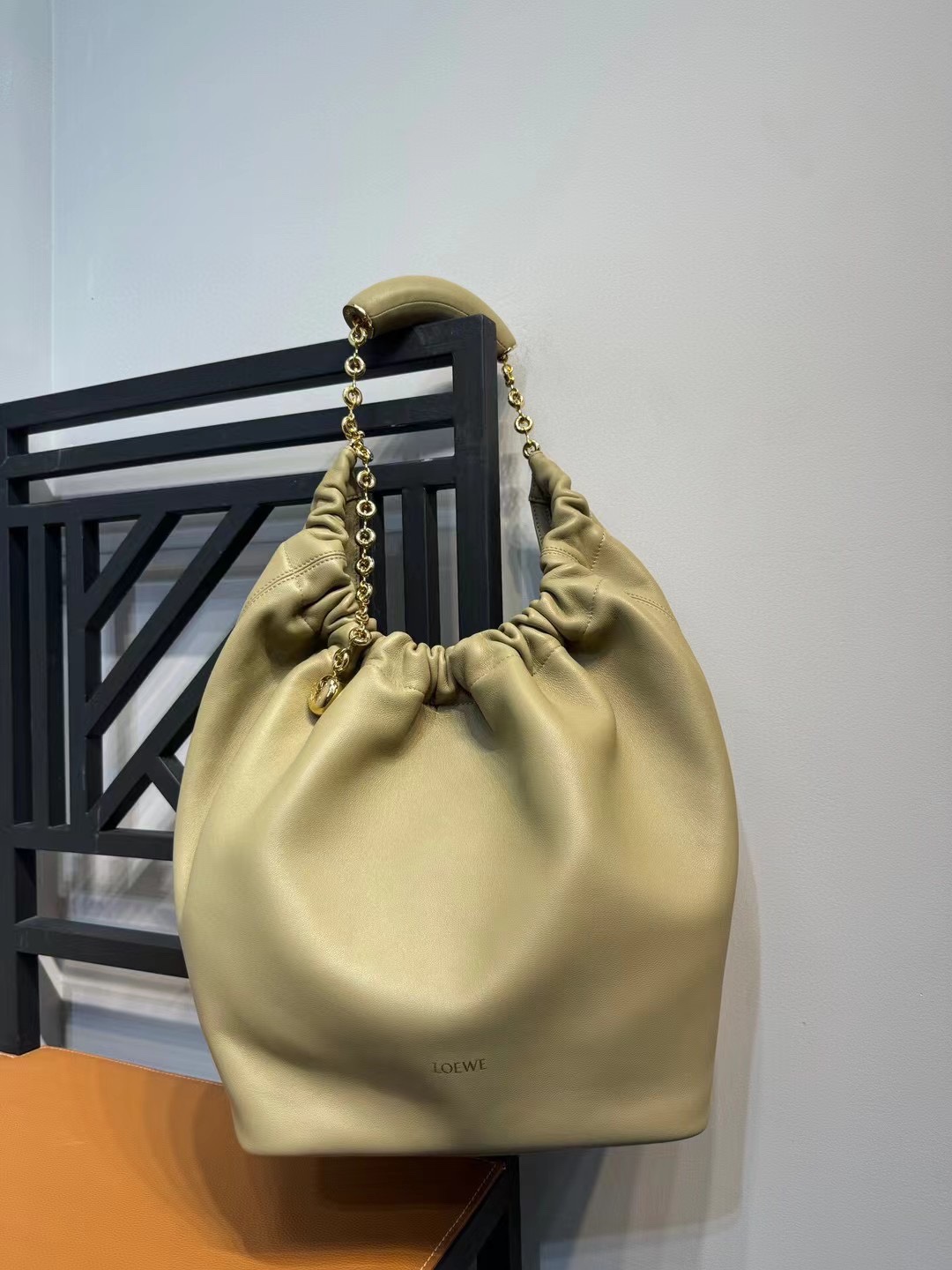 24 New Products Squeeze Underarm Bag loewe This bag shows a high-end laziness and soft feminine charm with its pleated Hobo shape. It is made of