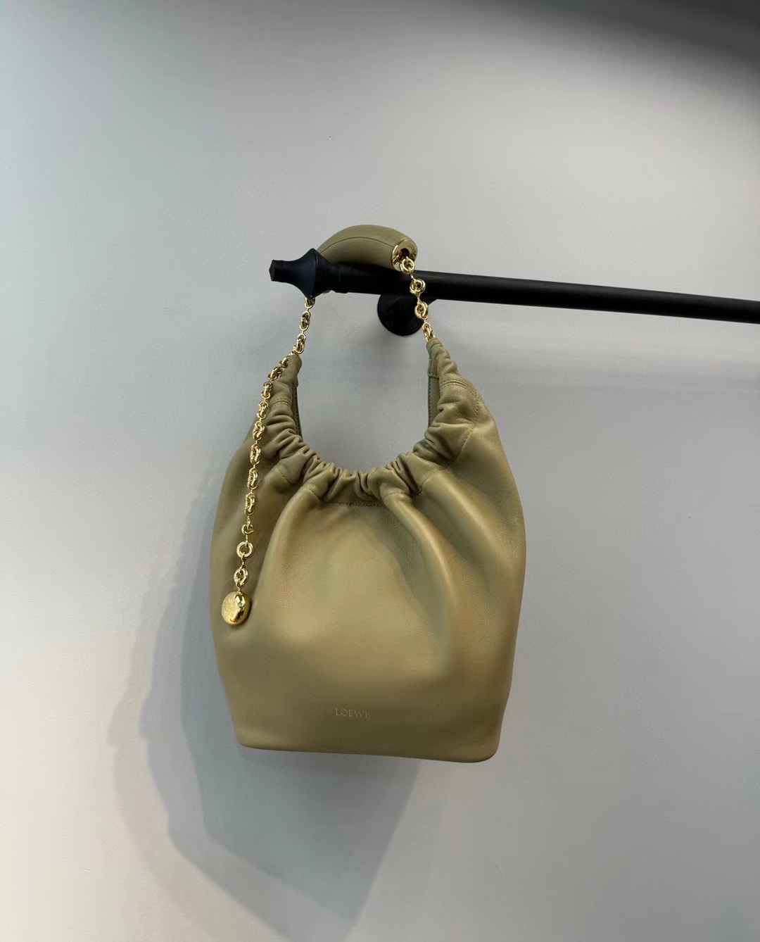 24 New Products Squeeze Underarm Bag loewe This bag shows a high-end laziness and soft feminine charm with its pleated Hobo shape. It is made of
