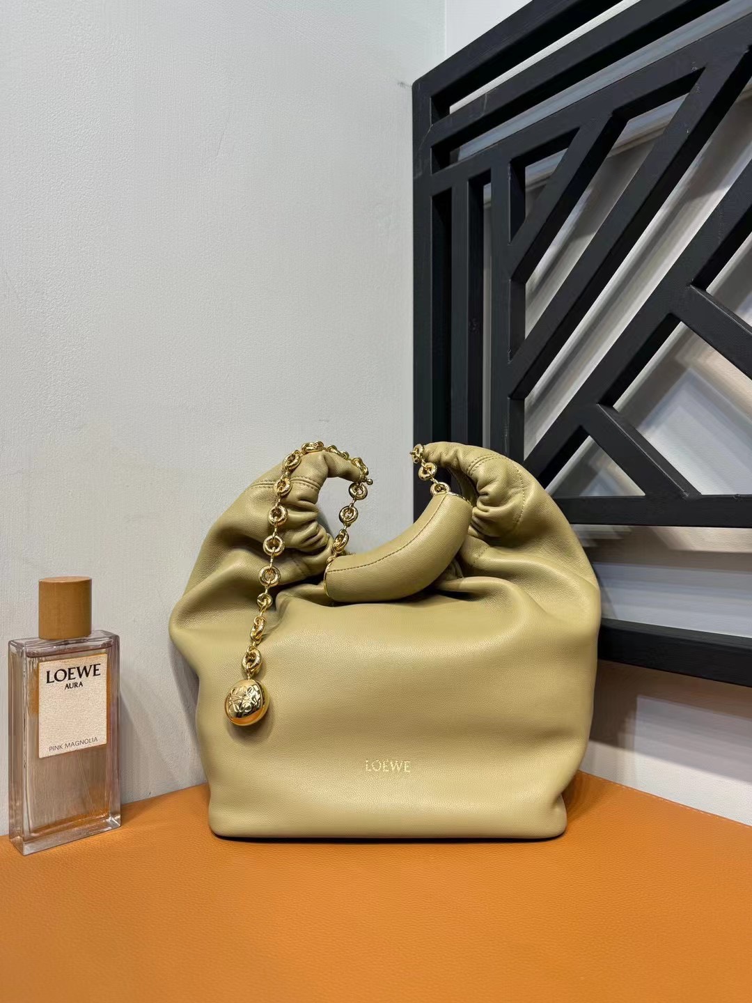 24 New Products Squeeze Underarm Bag loewe This bag shows a high-end laziness and soft feminine charm with its pleated Hobo shape. It is made of