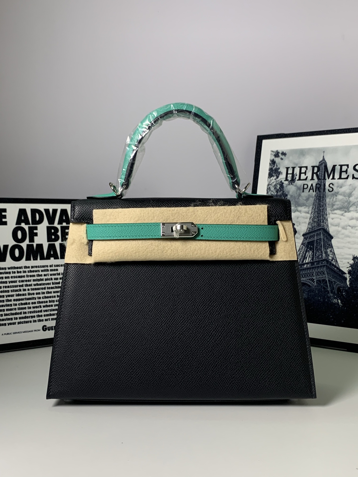 Elegante Bolso Kelly 25 de Cuero Epsom con Detalles en Color, un Clásico Atemporal