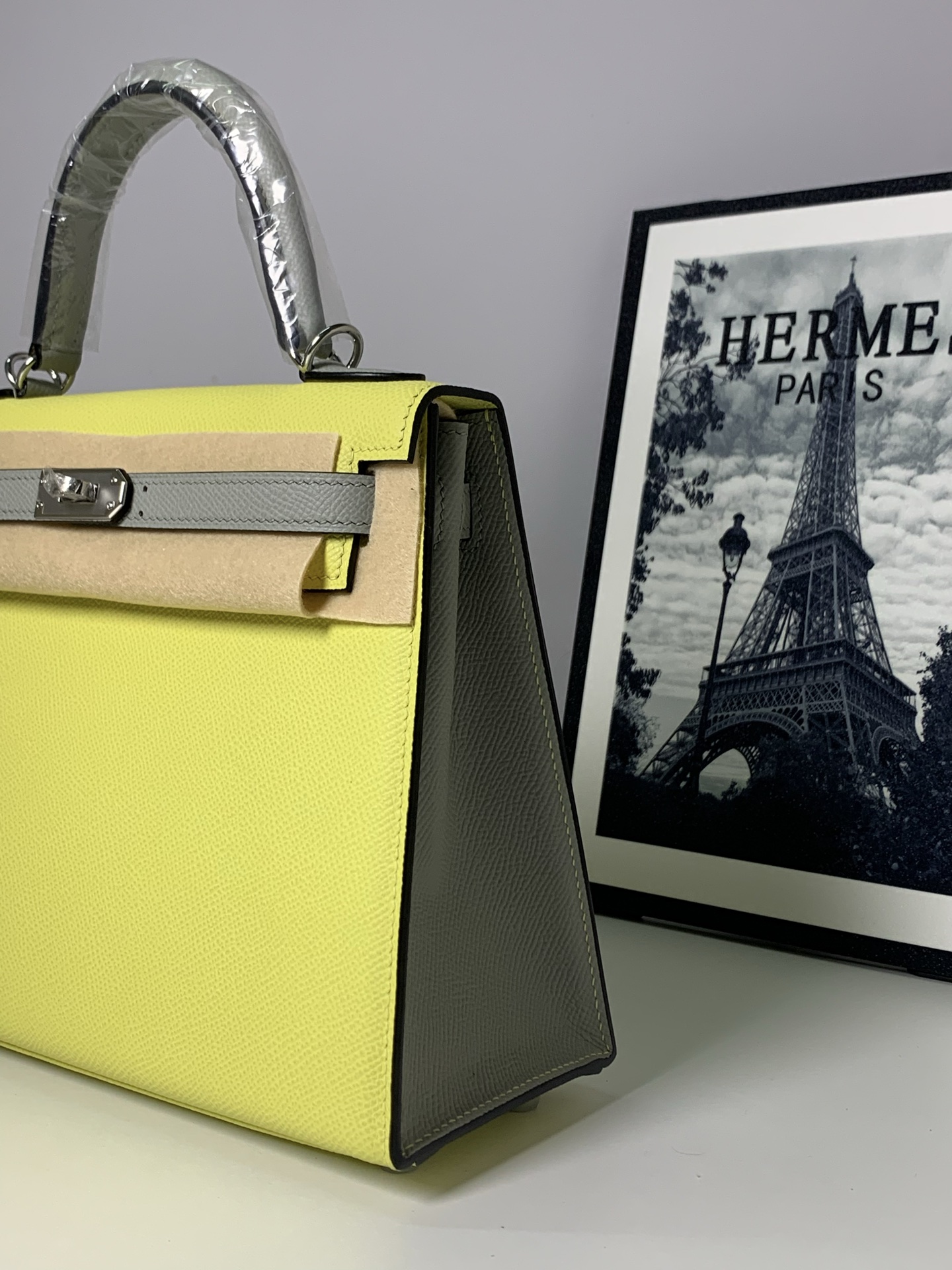 Elegant Kelly 25 Bag: Stylish Epsom Leather Handbag with Color Accents 4 i1753781110583 7601 0 2