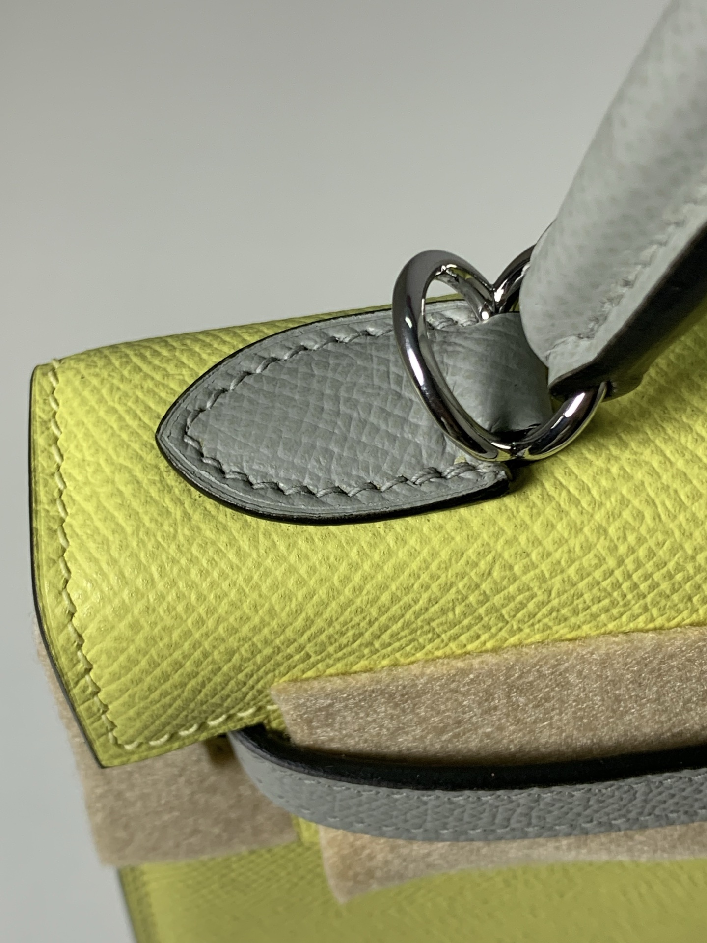 Elegant Kelly 25 Bag: Stylish Epsom Leather Handbag with Color Accents 6 i1753781126090 1725 0 4