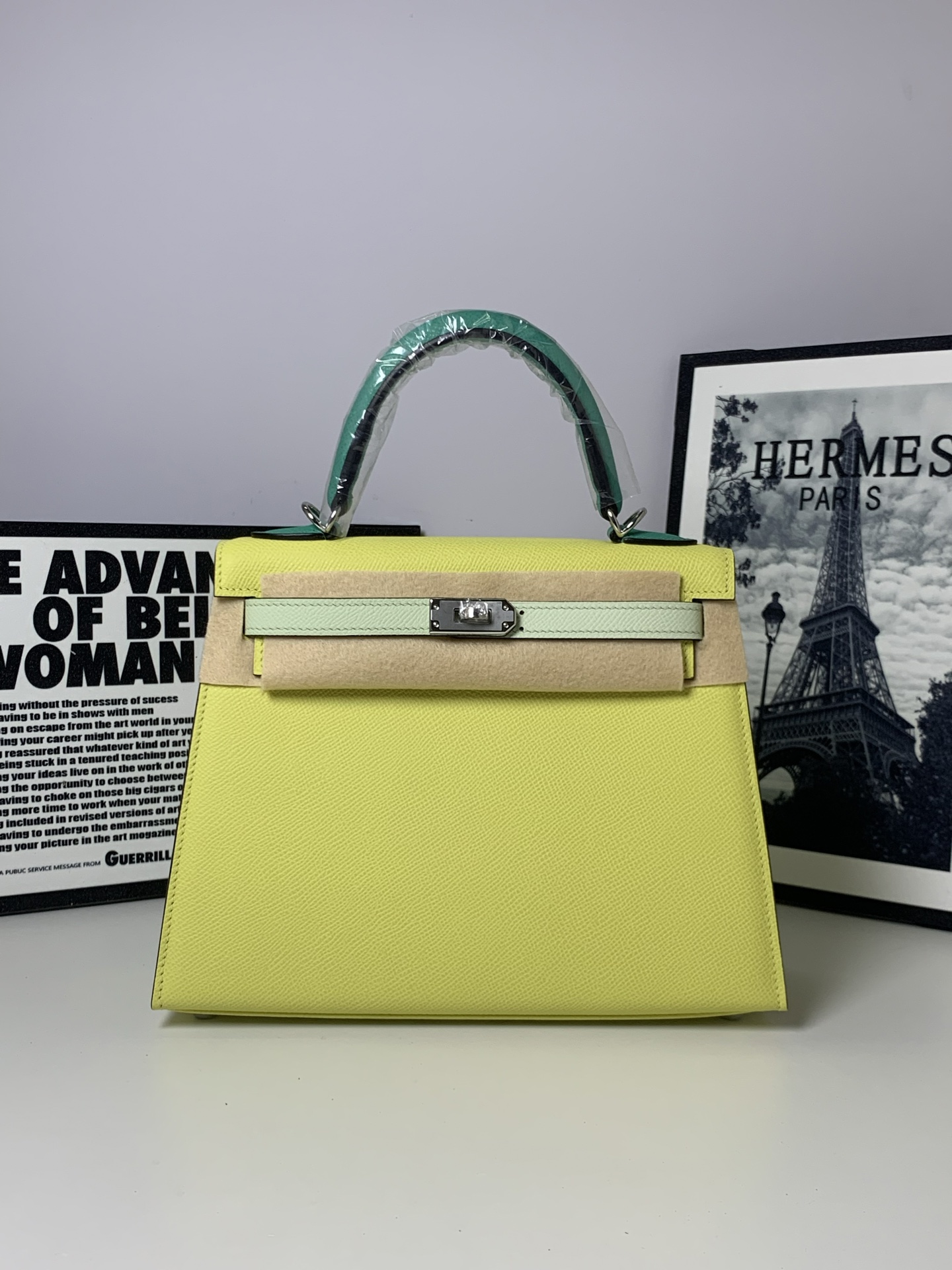 Élégant Sac Kelly 25 Epsom Bicolore, Finitions en Acier, Fabrication Artisanale