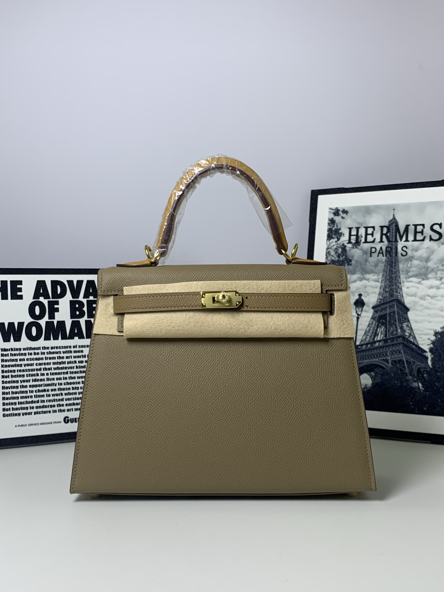 Elegante Bolso Kelly 25 de Cuero Epsom con Detalles en Acero Inoxidable