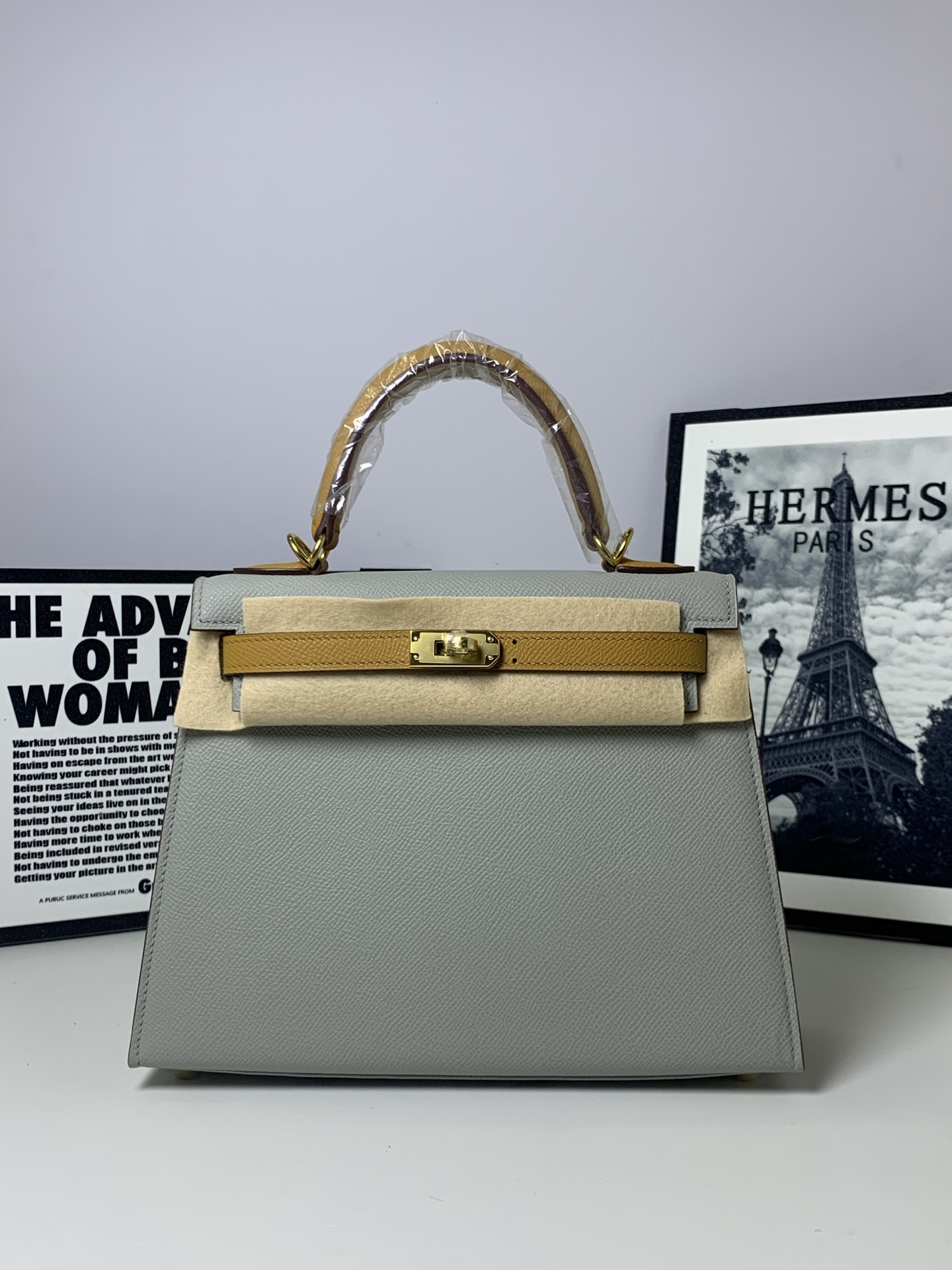 Elegante Bolso Kelly 25 de Piel Epsom con Detalles en Acero Inoxidable