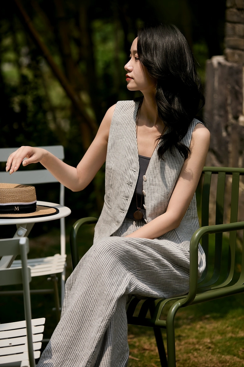 High-End Women’s Suit: Elegant, High-Quality, Holiday-Inspired with Comfortable Linen Fabrics.