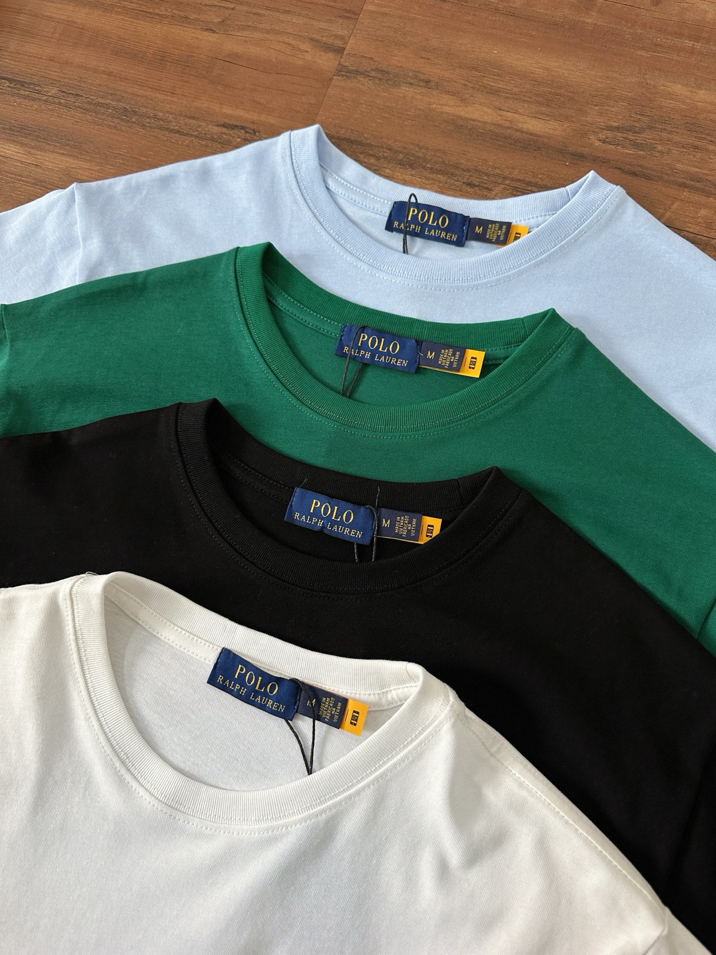 P65【款号:RL004】 Ralph Lauren/拉夫劳伦25ss夏季新款英文字母刺绣圆领T恤 颈部主标LOGO有二维码标,可以扫码验证,并且细节英文字母logo刺绣全部高密度,全部进口田岛机打造,区别市面LOW货。32支240g亲水爽肤100%纯棉面料舒适柔软,透气性强,主打高端 性价比,好品质无需多说。多种颜色可选,这种无性别风格男生女生都可以尝试,分分钟雅痞的腔调。沉浸于你的一派悠然,复古中自有你的格调。自然、生动、很法式的浪漫情怀,将青春气息与潮流完美融合。 颜色:黑色,白色,绿色,彩兰 码数:S-xL S肩宽44胸围104袖长23衣长72 M肩宽45胸围108袖长24衣长74 L肩宽46胸围112袖长25衣长76 xL肩宽47胸围116袖长26衣长78