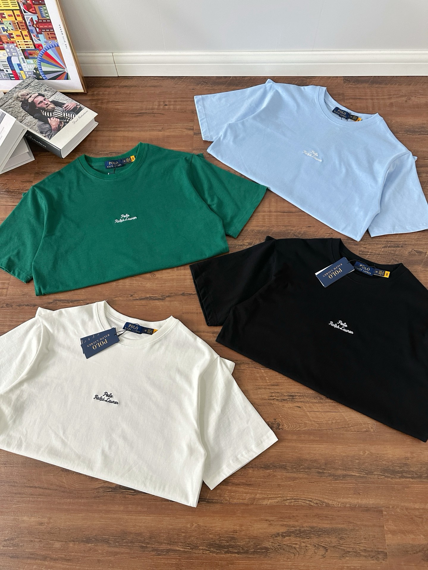 P65【款号:RL004】 Ralph Lauren/拉夫劳伦25ss夏季新款英文字母刺绣圆领T恤 颈部主标LOGO有二维码标,可以扫码验证,并且细节英文字母logo刺绣全部高密度,全部进口田岛机打造,区别市面LOW货。32支240g亲水爽肤100%纯棉面料舒适柔软,透气性强,主打高端 性价比,好品质无需多说。多种颜色可选,这种无性别风格男生女生都可以尝试,分分钟雅痞的腔调。沉浸于你的一派悠然,复古中自有你的格调。自然、生动、很法式的浪漫情怀,将青春气息与潮流完美融合。 颜色:黑色,白色,绿色,彩兰 码数:S-xL S肩宽44胸围104袖长23衣长72 M肩宽45胸围108袖长24衣长74 L肩宽46胸围112袖长25衣长76 xL肩宽47胸围116袖长26衣长78
