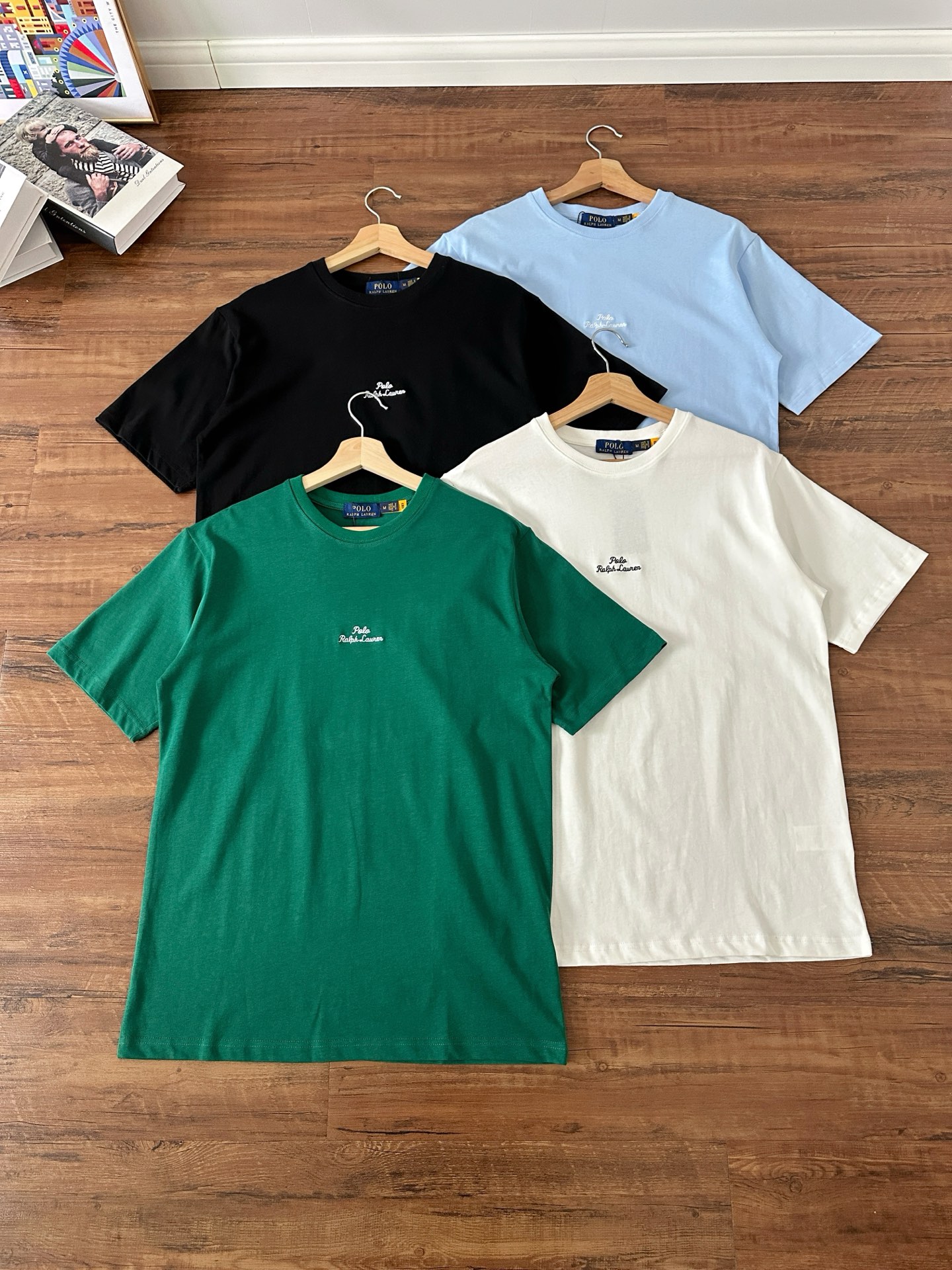 P65【款号:RL004】 Ralph Lauren/拉夫劳伦25ss夏季新款英文字母刺绣圆领T恤 颈部主标LOGO有二维码标,可以扫码验证,并且细节英文字母logo刺绣全部高密度,全部进口田岛机打造,区别市面LOW货。32支240g亲水爽肤100%纯棉面料舒适柔软,透气性强,主打高端 性价比,好品质无需多说。多种颜色可选,这种无性别风格男生女生都可以尝试,分分钟雅痞的腔调。沉浸于你的一派悠然,复古中自有你的格调。自然、生动、很法式的浪漫情怀,将青春气息与潮流完美融合。 颜色:黑色,白色,绿色,彩兰 码数:S-xL S肩宽44胸围104袖长23衣长72 M肩宽45胸围108袖长24衣长74 L肩宽46胸围112袖长25衣长76 xL肩宽47胸围116袖长26衣长78