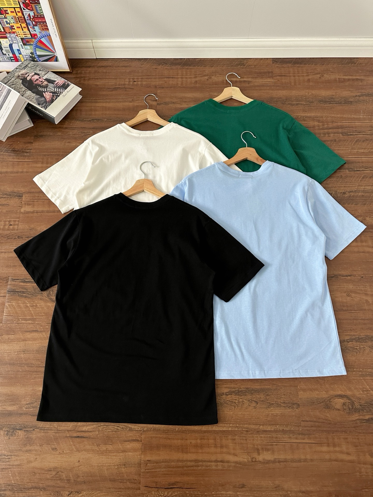 P65【款号:RL004】 Ralph Lauren/拉夫劳伦25ss夏季新款英文字母刺绣圆领T恤 颈部主标LOGO有二维码标,可以扫码验证,并且细节英文字母logo刺绣全部高密度,全部进口田岛机打造,区别市面LOW货。32支240g亲水爽肤100%纯棉面料舒适柔软,透气性强,主打高端 性价比,好品质无需多说。多种颜色可选,这种无性别风格男生女生都可以尝试,分分钟雅痞的腔调。沉浸于你的一派悠然,复古中自有你的格调。自然、生动、很法式的浪漫情怀,将青春气息与潮流完美融合。 颜色:黑色,白色,绿色,彩兰 码数:S-xL S肩宽44胸围104袖长23衣长72 M肩宽45胸围108袖长24衣长74 L肩宽46胸围112袖长25衣长76 xL肩宽47胸围116袖长26衣长78