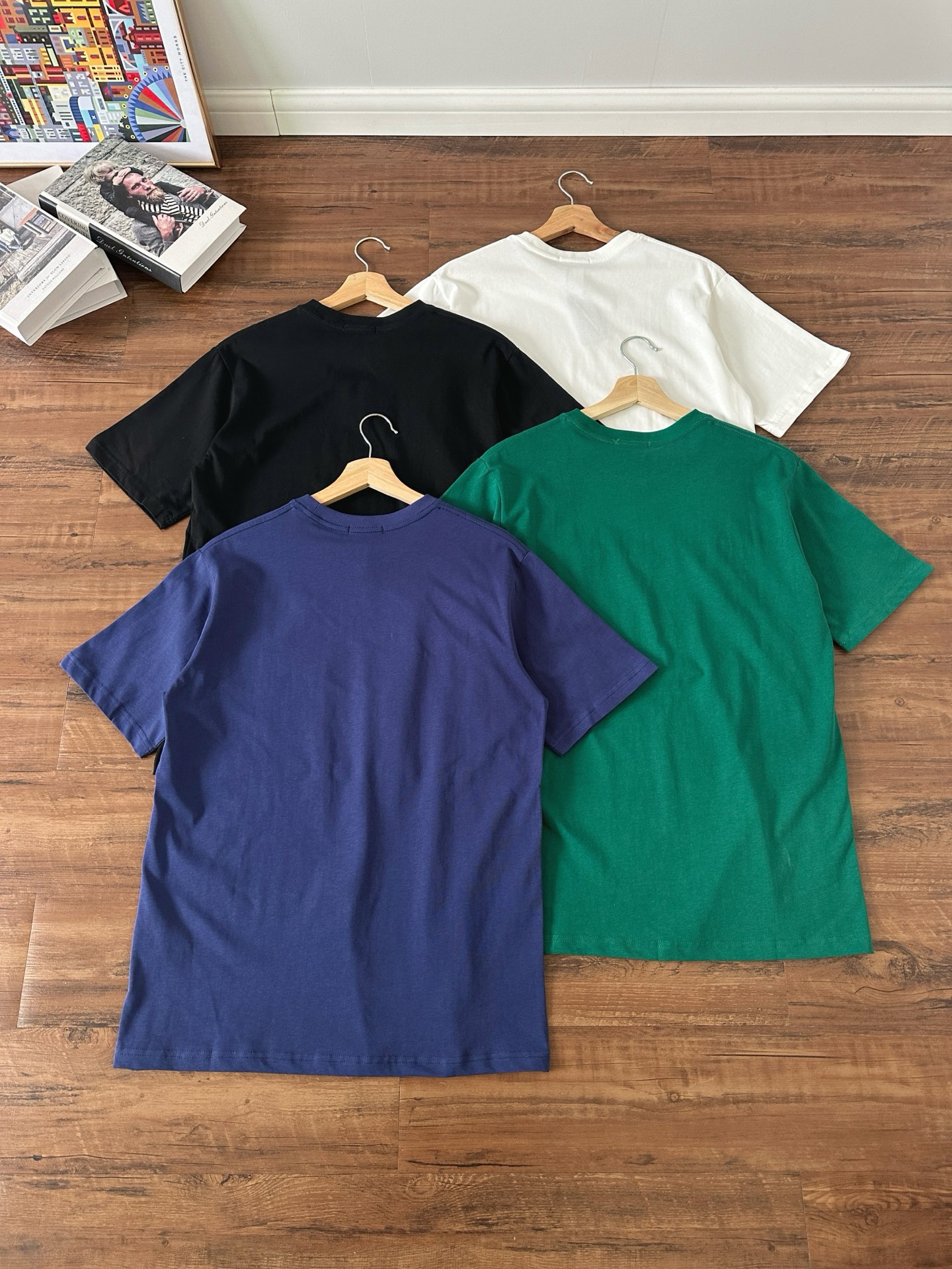 P65【款号:RL006】 Ralph Lauren/拉夫劳伦25ss夏季新款硅胶Polo压花圆领T恤 颈部主标LOGO有二维码标,可以扫码验证,采用3D硅胶立体英文字母logo压花,区别市面LOW货。32支240g亲水爽肤100%纯棉面料舒适柔软,透气性强,主打高端 性价比,好品质无需多说。多种颜色可选,这种无性别风格男生女生都可以尝试,分分钟雅痞的腔调。沉浸于你的一派悠然,复古中自有你的格调。自然、生动、很法式的浪漫情怀,将青春气息与潮流完美融合。 颜色:白色,黑色,藏青,墨绿 码数:S-xL S肩宽44胸围104袖长23衣长72 M肩宽45胸围108袖长24衣长74 L肩宽46胸围112袖长25衣长76 xL肩宽47胸围116袖长26衣长78