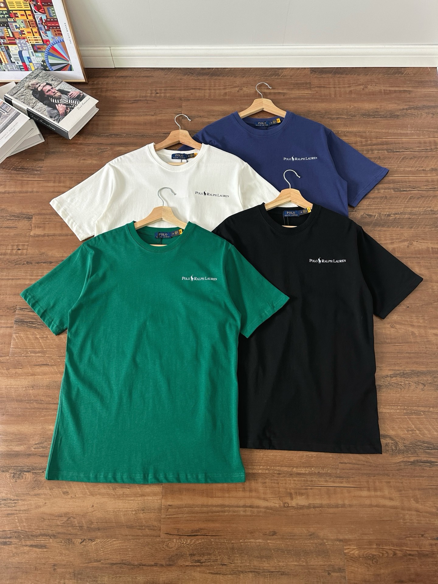 P65【款号:RL006】 Ralph Lauren/拉夫劳伦25ss夏季新款硅胶Polo压花圆领T恤 颈部主标LOGO有二维码标,可以扫码验证,采用3D硅胶立体英文字母logo压花,区别市面LOW货。32支240g亲水爽肤100%纯棉面料舒适柔软,透气性强,主打高端 性价比,好品质无需多说。多种颜色可选,这种无性别风格男生女生都可以尝试,分分钟雅痞的腔调。沉浸于你的一派悠然,复古中自有你的格调。自然、生动、很法式的浪漫情怀,将青春气息与潮流完美融合。 颜色:白色,黑色,藏青,墨绿 码数:S-xL S肩宽44胸围104袖长23衣长72 M肩宽45胸围108袖长24衣长74 L肩宽46胸围112袖长25衣长76 xL肩宽47胸围116袖长26衣长78