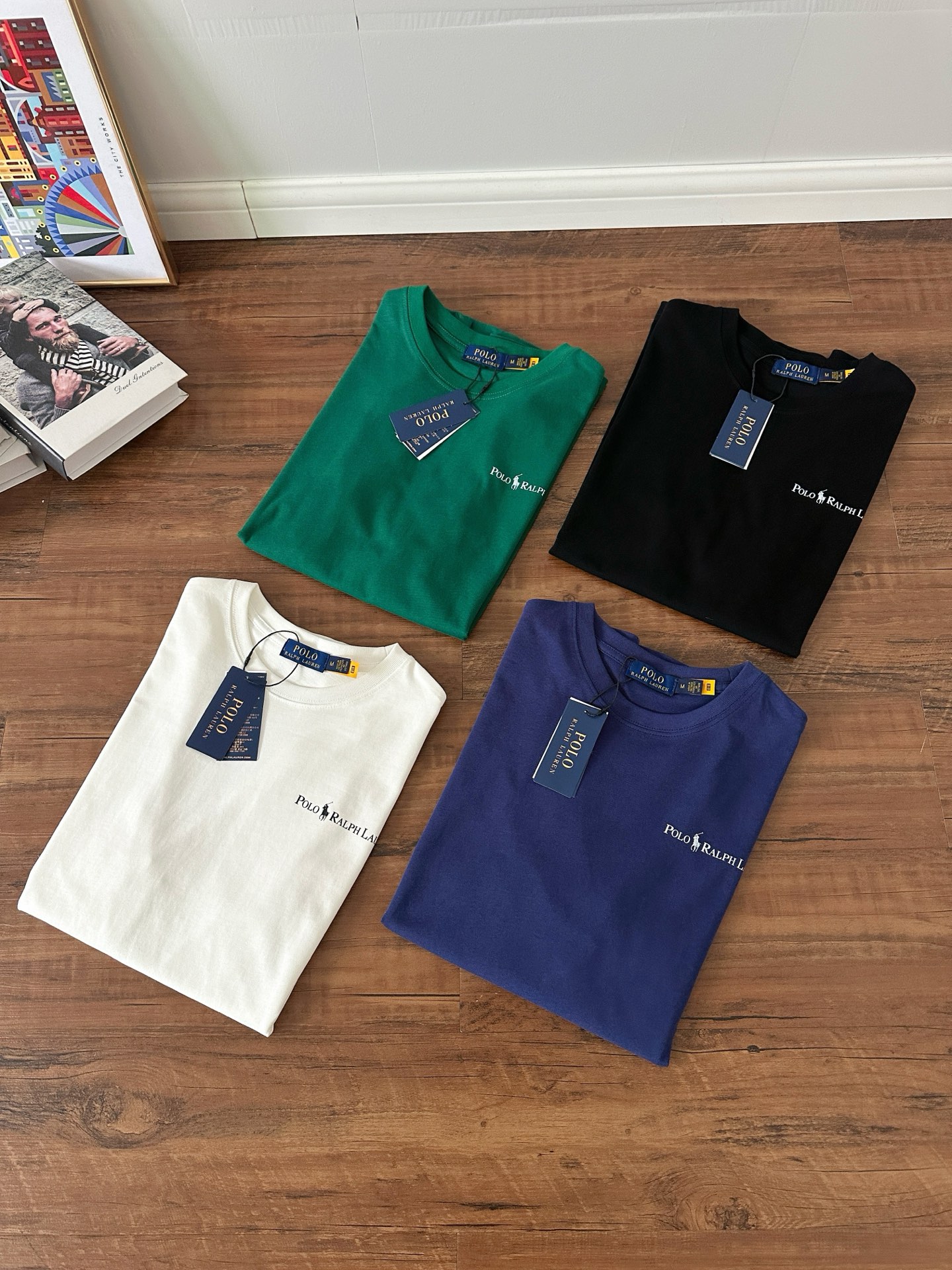 P65【款号:RL006】 Ralph Lauren/拉夫劳伦25ss夏季新款硅胶Polo压花圆领T恤 颈部主标LOGO有二维码标,可以扫码验证,采用3D硅胶立体英文字母logo压花,区别市面LOW货。32支240g亲水爽肤100%纯棉面料舒适柔软,透气性强,主打高端 性价比,好品质无需多说。多种颜色可选,这种无性别风格男生女生都可以尝试,分分钟雅痞的腔调。沉浸于你的一派悠然,复古中自有你的格调。自然、生动、很法式的浪漫情怀,将青春气息与潮流完美融合。 颜色:白色,黑色,藏青,墨绿 码数:S-xL S肩宽44胸围104袖长23衣长72 M肩宽45胸围108袖长24衣长74 L肩宽46胸围112袖长25衣长76 xL肩宽47胸围116袖长26衣长78