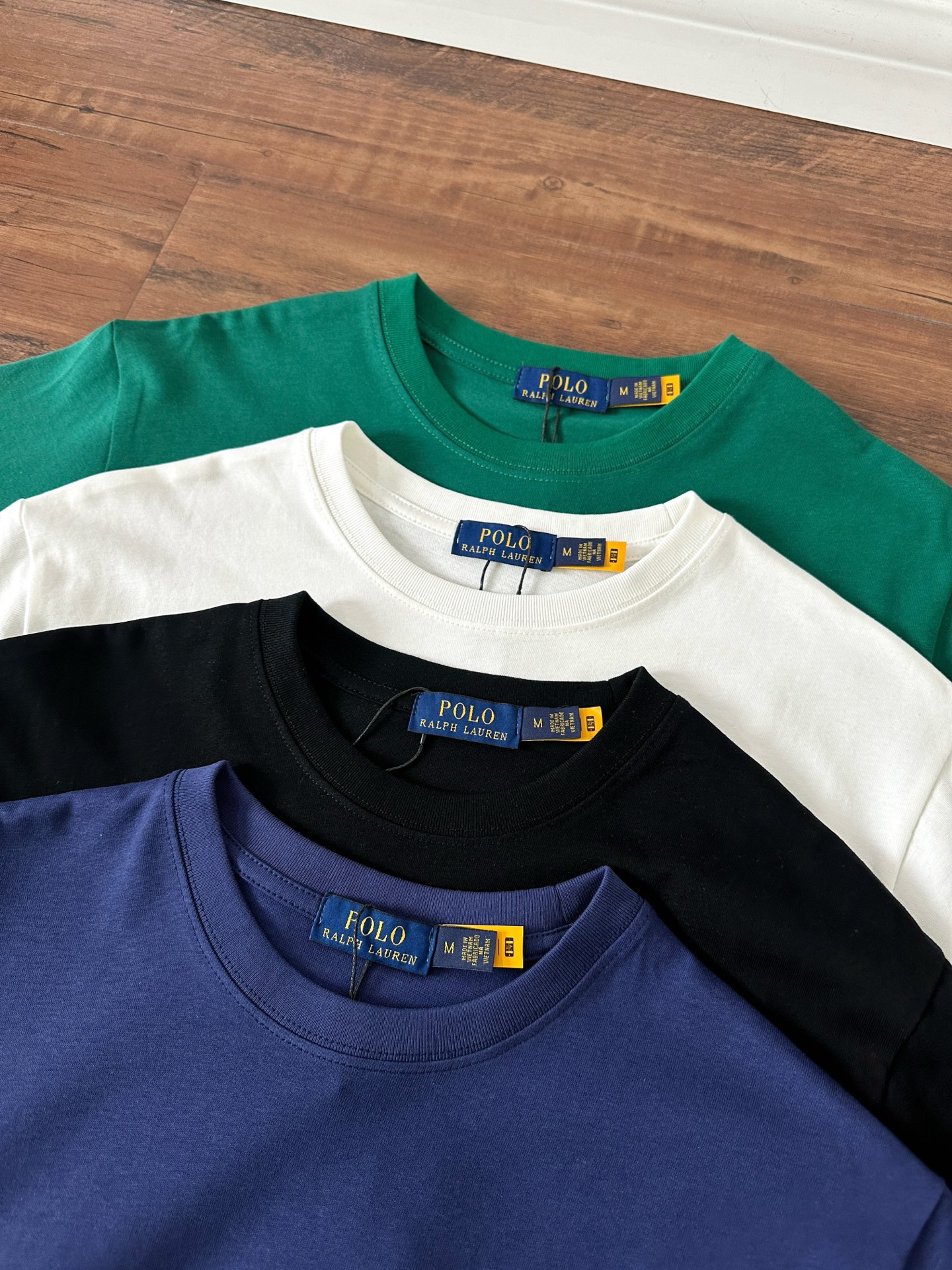 P65【款号:RL006】 Ralph Lauren/拉夫劳伦25ss夏季新款硅胶Polo压花圆领T恤 颈部主标LOGO有二维码标,可以扫码验证,采用3D硅胶立体英文字母logo压花,区别市面LOW货。32支240g亲水爽肤100%纯棉面料舒适柔软,透气性强,主打高端 性价比,好品质无需多说。多种颜色可选,这种无性别风格男生女生都可以尝试,分分钟雅痞的腔调。沉浸于你的一派悠然,复古中自有你的格调。自然、生动、很法式的浪漫情怀,将青春气息与潮流完美融合。 颜色:白色,黑色,藏青,墨绿 码数:S-xL S肩宽44胸围104袖长23衣长72 M肩宽45胸围108袖长24衣长74 L肩宽46胸围112袖长25衣长76 xL肩宽47胸围116袖长26衣长78