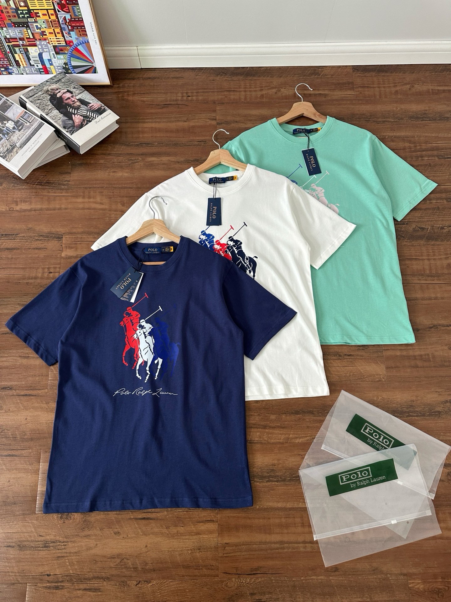 P65【款号:RL007】 Ralph Lauren/拉夫劳伦2025夏季新款纯棉240克硅胶Polo压花圆领T恤 颈部主标LOGO有二维码标,可以扫码验证,采用3D硅胶立体英文字母logo压花,区别市面LOW货。32支240g亲水爽肤100%纯棉面料舒适柔软,透气性强,主打高端 性价比,好品质无需多说。多种颜色可选,这种无性别风格男生女生都可以尝试,分分钟雅痞的腔调。沉浸于你的一派悠然,复古中自有你的格调。自然、生动、很法式的浪漫情怀,将青春气息与潮流完美融合。 颜色:白色,黑色,藏青,墨绿 码数:S-xL S肩宽44胸围104袖长23衣长72 M肩宽45胸围108袖长24衣长74 L肩宽46胸围112袖长25衣长76 xL肩宽47胸围116袖长26衣长78