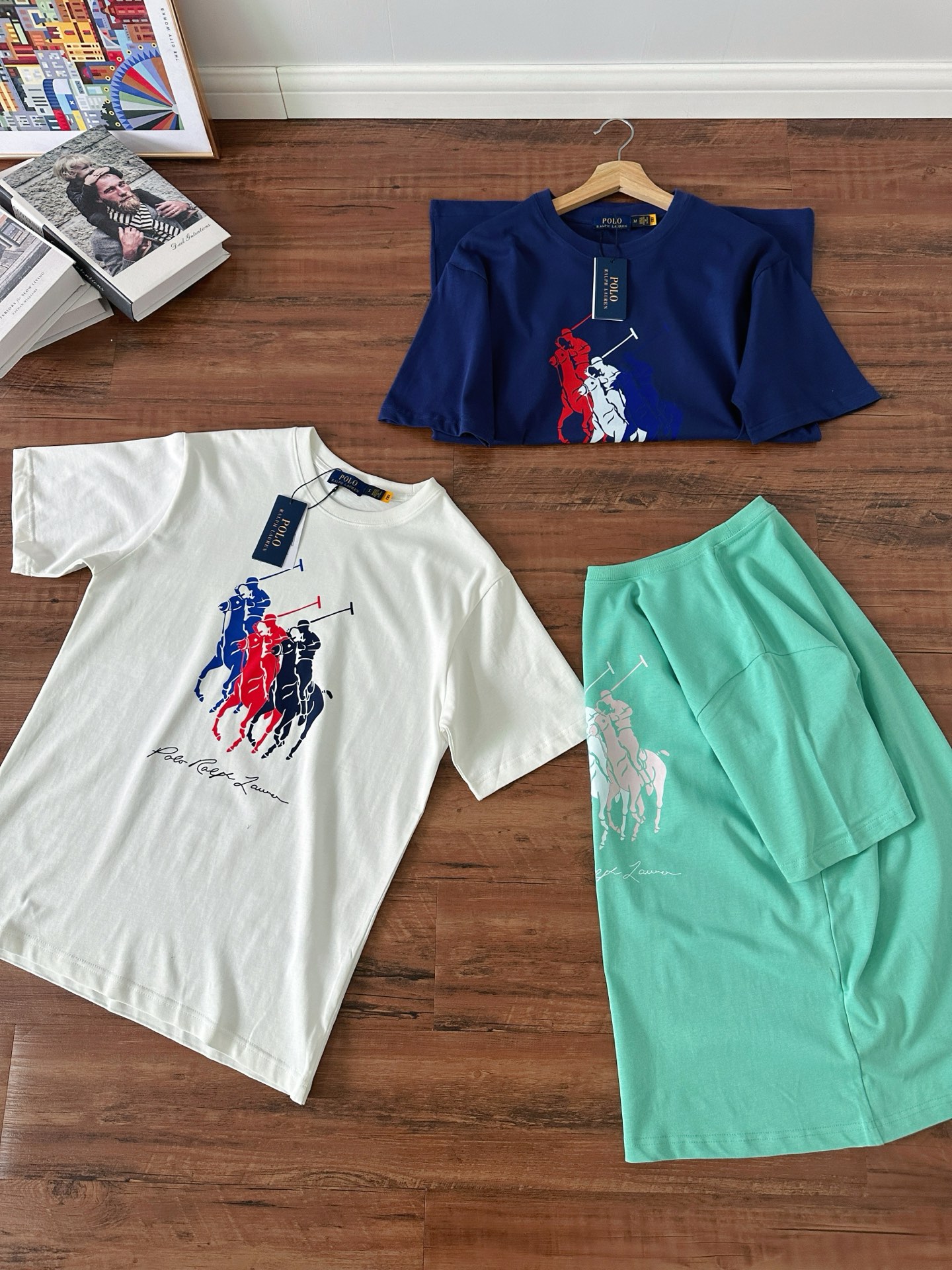 P65【款号:RL007】 Ralph Lauren/拉夫劳伦2025夏季新款纯棉240克硅胶Polo压花圆领T恤 颈部主标LOGO有二维码标,可以扫码验证,采用3D硅胶立体英文字母logo压花,区别市面LOW货。32支240g亲水爽肤100%纯棉面料舒适柔软,透气性强,主打高端 性价比,好品质无需多说。多种颜色可选,这种无性别风格男生女生都可以尝试,分分钟雅痞的腔调。沉浸于你的一派悠然,复古中自有你的格调。自然、生动、很法式的浪漫情怀,将青春气息与潮流完美融合。 颜色:白色,黑色,藏青,墨绿 码数:S-xL S肩宽44胸围104袖长23衣长72 M肩宽45胸围108袖长24衣长74 L肩宽46胸围112袖长25衣长76 xL肩宽47胸围116袖长26衣长78
