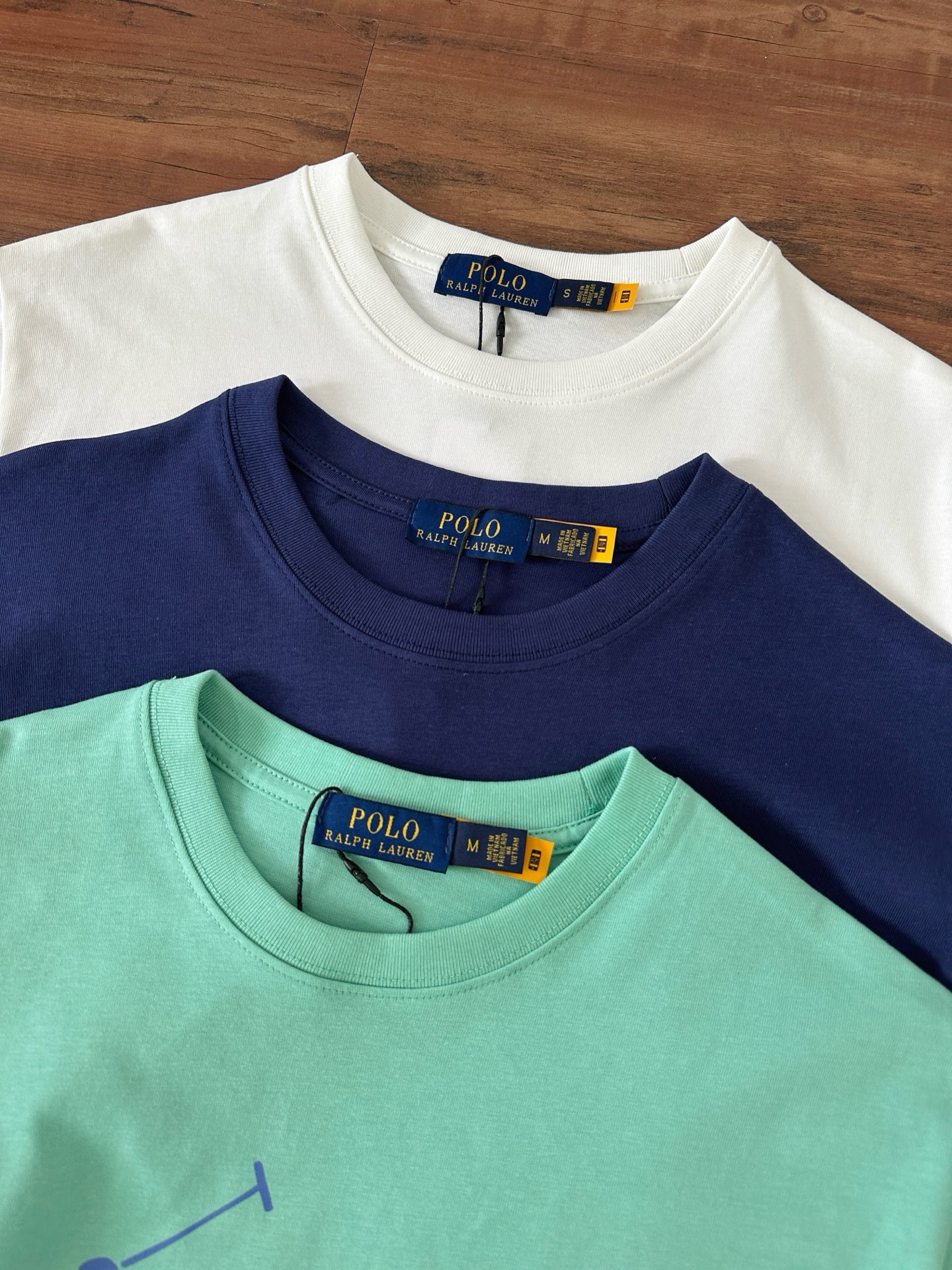 P65【款号:RL007】 Ralph Lauren/拉夫劳伦2025夏季新款纯棉240克硅胶Polo压花圆领T恤 颈部主标LOGO有二维码标,可以扫码验证,采用3D硅胶立体英文字母logo压花,区别市面LOW货。32支240g亲水爽肤100%纯棉面料舒适柔软,透气性强,主打高端 性价比,好品质无需多说。多种颜色可选,这种无性别风格男生女生都可以尝试,分分钟雅痞的腔调。沉浸于你的一派悠然,复古中自有你的格调。自然、生动、很法式的浪漫情怀,将青春气息与潮流完美融合。 颜色:白色,黑色,藏青,墨绿 码数:S-xL S肩宽44胸围104袖长23衣长72 M肩宽45胸围108袖长24衣长74 L肩宽46胸围112袖长25衣长76 xL肩宽47胸围116袖长26衣长78