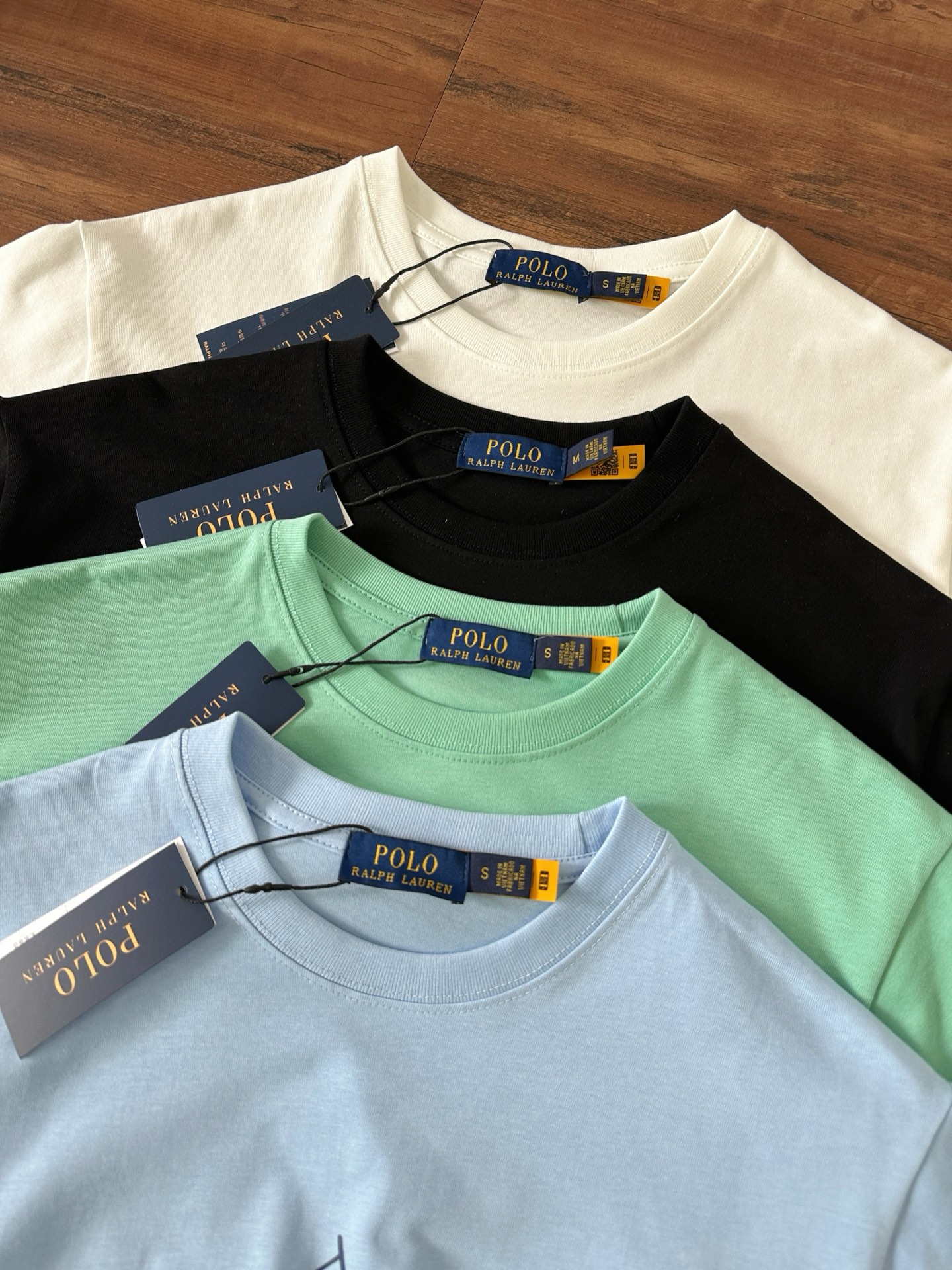 P65【款号:RL008】 Ralph Lauren/拉夫劳伦2025夏季新款纯棉240克圆领T恤 颈部主标LOGO有二维码标,可以扫码验证,采用3D硅胶立体英文字母logo压花,区别市面LOW货。32支240g亲水爽肤100%纯棉面料舒适柔软,透气性强,主打高端 性价比,好品质无需多说。多种颜色可选,这种无性别风格男生女生都可以尝试,分分钟雅痞的腔调。沉浸于你的一派悠然,复古中自有你的格调。自然、生动、很法式的浪漫情怀,将青春气息与潮流完美融合。 颜色:白色,黑色,淡蓝,嫩绿 码数:S-xL S肩宽44胸围104袖长23衣长72 M肩宽45胸围108袖长24衣长74 L肩宽46胸围112袖长25衣长76 xL肩宽47胸围116袖长26衣长78