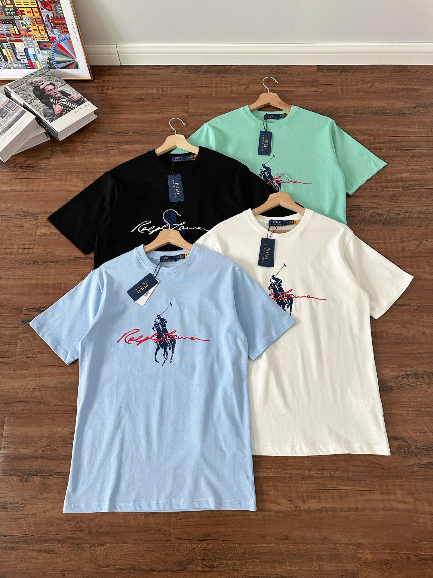 P65【款号:RL008】 Ralph Lauren/拉夫劳伦2025夏季新款纯棉240克圆领T恤 颈部主标LOGO有二维码标,可以扫码验证,采用3D硅胶立体英文字母logo压花,区别市面LOW货。32支240g亲水爽肤100%纯棉面料舒适柔软,透气性强,主打高端 性价比,好品质无需多说。多种颜色可选,这种无性别风格男生女生都可以尝试,分分钟雅痞的腔调。沉浸于你的一派悠然,复古中自有你的格调。自然、生动、很法式的浪漫情怀,将青春气息与潮流完美融合。 颜色:白色,黑色,淡蓝,嫩绿 码数:S-xL S肩宽44胸围104袖长23衣长72 M肩宽45胸围108袖长24衣长74 L肩宽46胸围112袖长25衣长76 xL肩宽47胸围116袖长26衣长78