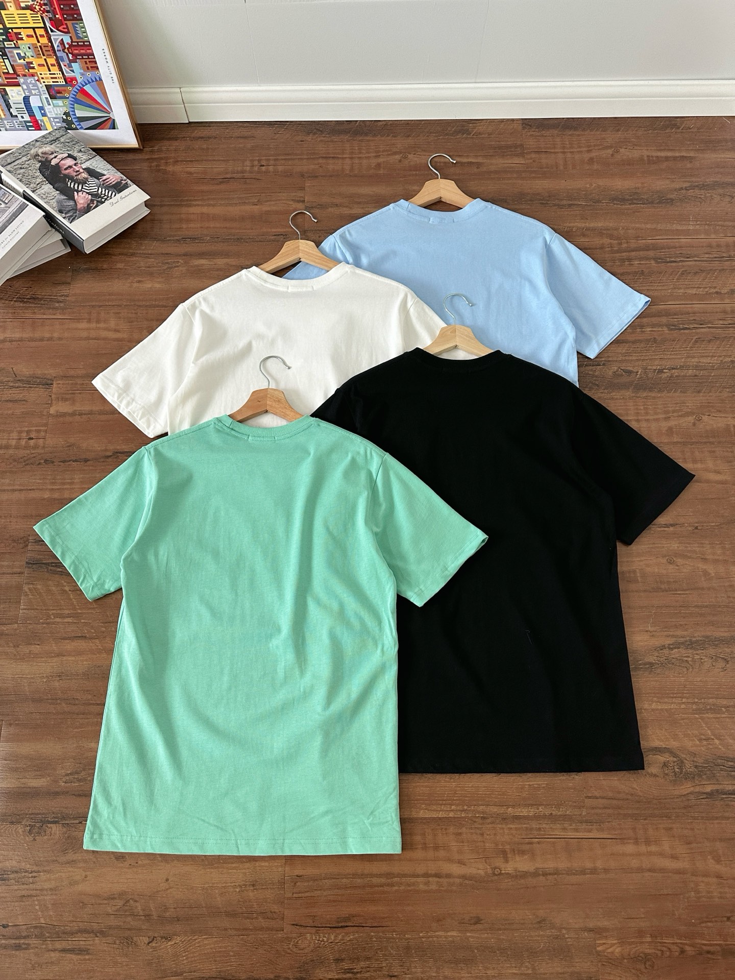 P65【款号:RL008】 Ralph Lauren/拉夫劳伦2025夏季新款纯棉240克圆领T恤 颈部主标LOGO有二维码标,可以扫码验证,采用3D硅胶立体英文字母logo压花,区别市面LOW货。32支240g亲水爽肤100%纯棉面料舒适柔软,透气性强,主打高端 性价比,好品质无需多说。多种颜色可选,这种无性别风格男生女生都可以尝试,分分钟雅痞的腔调。沉浸于你的一派悠然,复古中自有你的格调。自然、生动、很法式的浪漫情怀,将青春气息与潮流完美融合。 颜色:白色,黑色,淡蓝,嫩绿 码数:S-xL S肩宽44胸围104袖长23衣长72 M肩宽45胸围108袖长24衣长74 L肩宽46胸围112袖长25衣长76 xL肩宽47胸围116袖长26衣长78