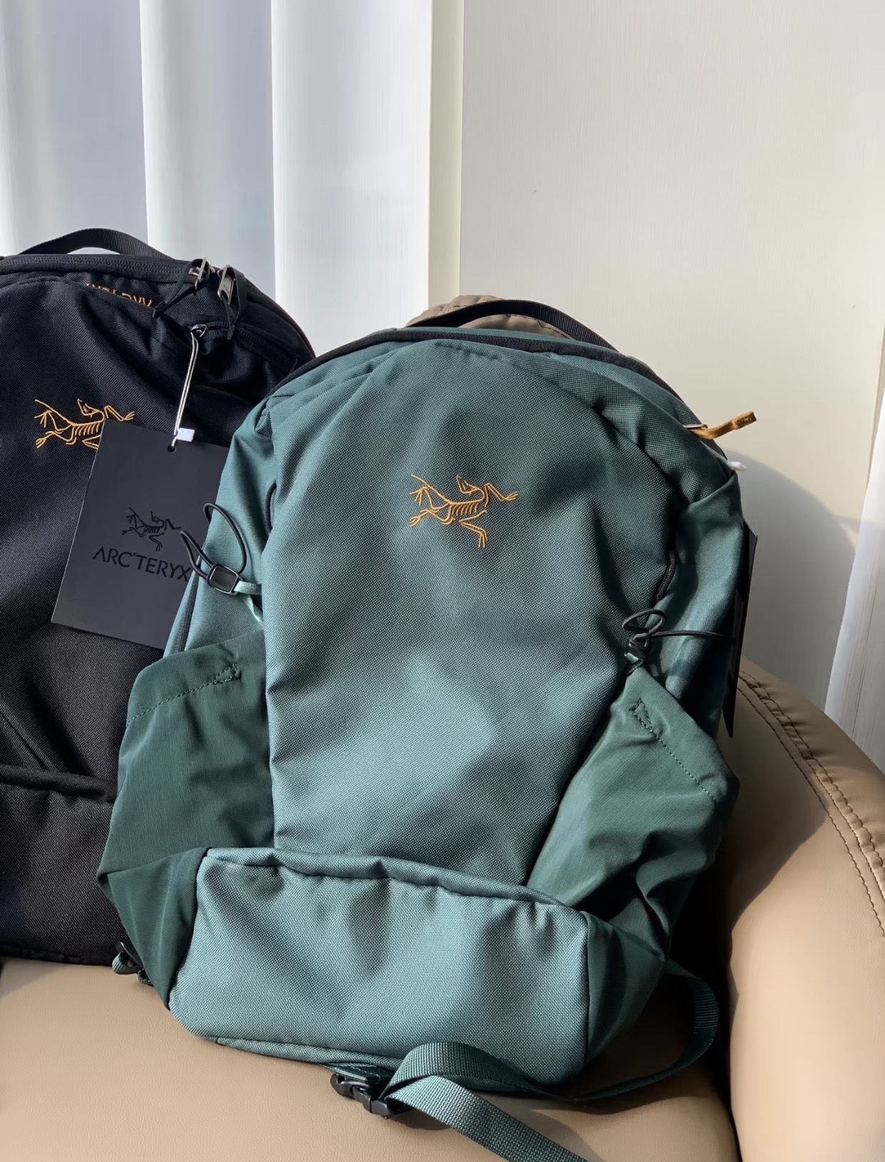 💰195。
ARCTERYX始祖鸟 Mantis16L双肩背包
尺寸:24*15*44CM,16L
轻量耐磨+DWR防水面料
带有胸扣腰扣 肩带不易滑动
日常使用大小刚好~
顶部小口袋方便存放小物件
内部收纳空间大,分层可装
有笔记本隔仓,两侧可放水杯
透气网状海绵结构背板
内里含铝合金支架(也可自行拆除)
透气的同时兼具发支撑性
拉链全部采用YKK金属拉链
适合城市通勤或短途户外出行
男女通用 两色可选~~