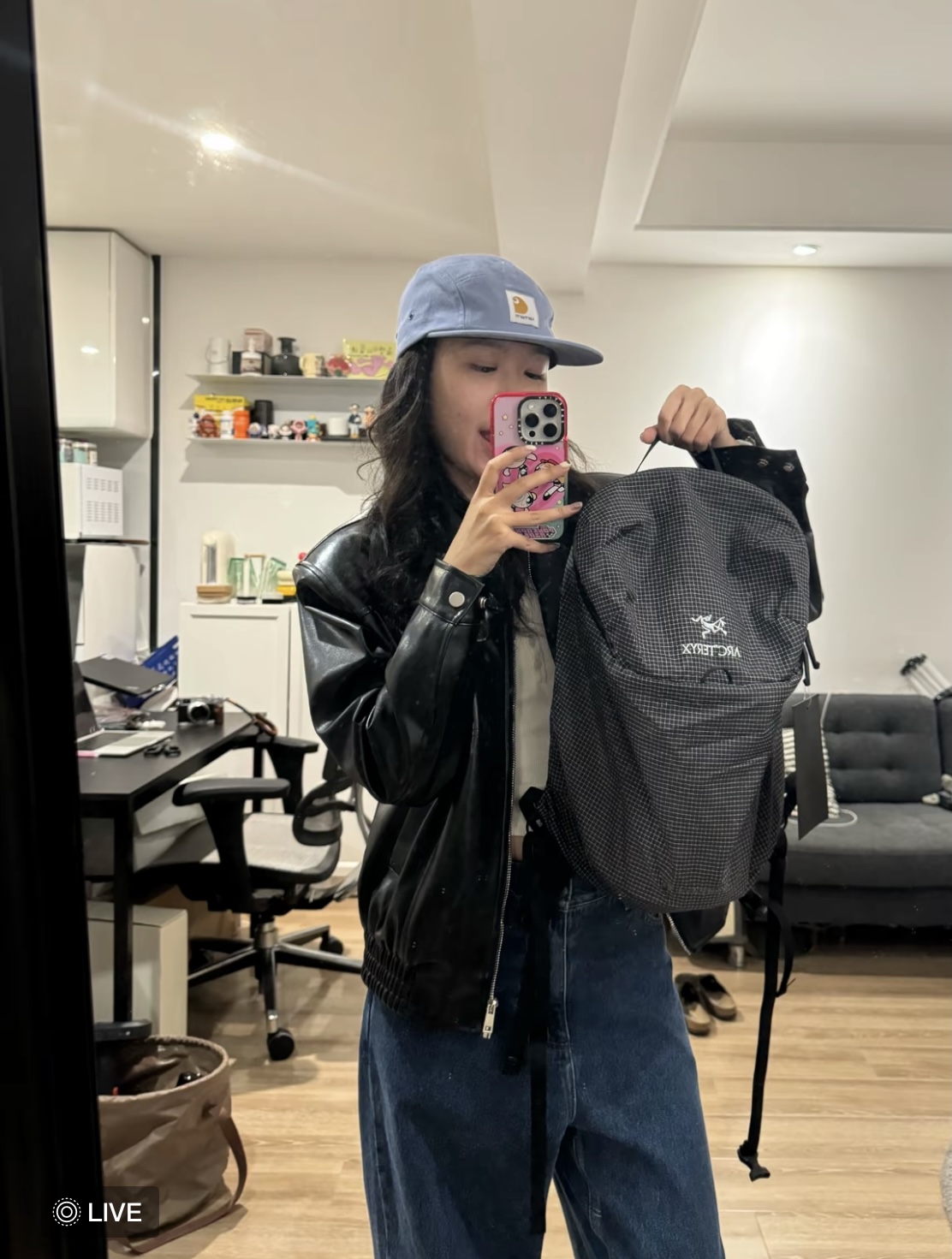 💰165。
Arcteryx 始祖鸟 Konseal 15L 尼龙防水双肩背包

尺寸：44*25*21cm
15L简洁实用 轻薄便携
日常旅游通勤出行都可~~
Hadron™M LCP网眼面料
轻量防水且特别耐磨
胸带/腰带磁力扣2个，受力同时更牢固~
韩国原装织带/扣件
日本进口YKK防水拉链