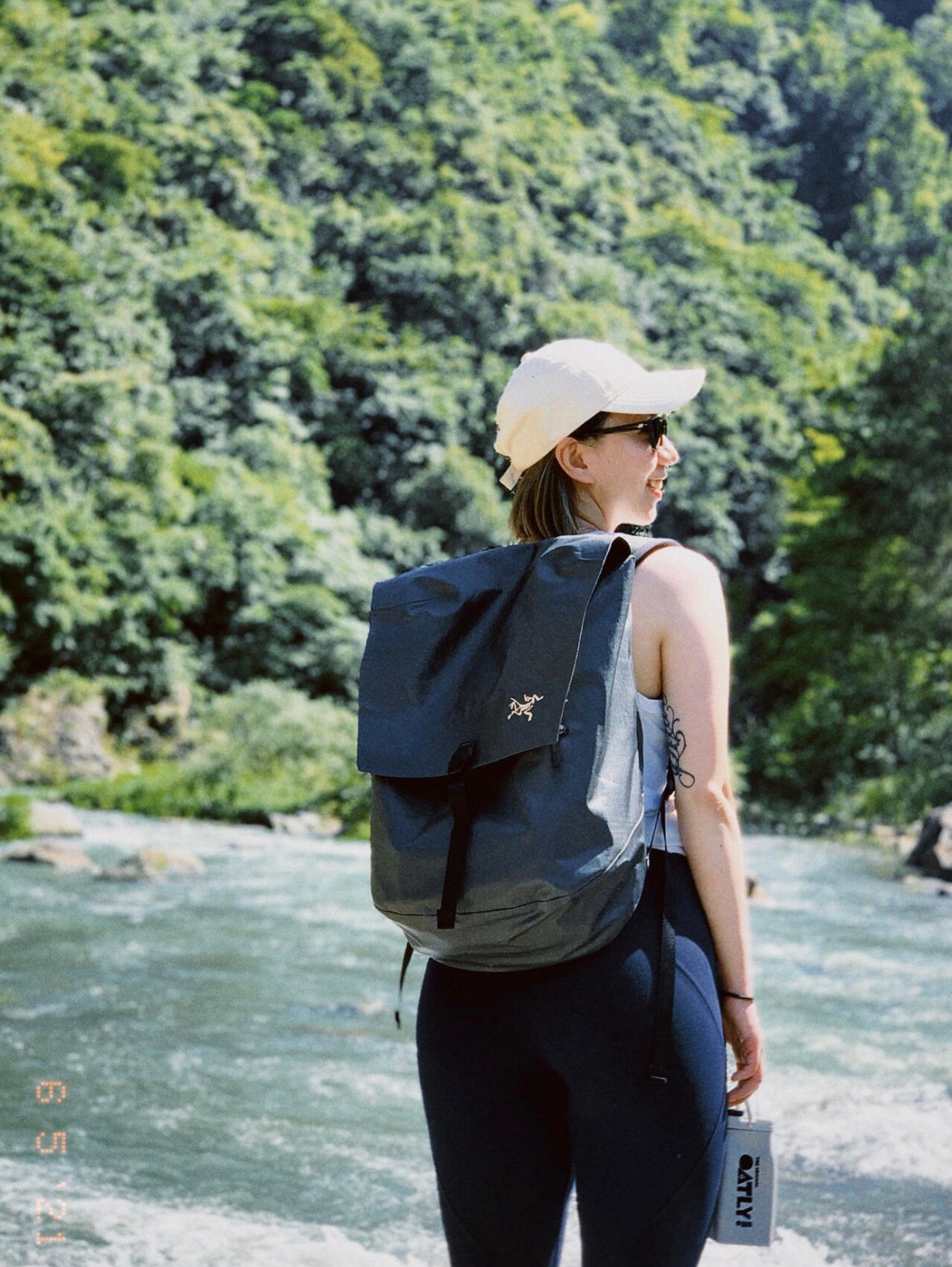 Arcteryx 始祖鸟 granville 20L 防水双肩背包 尺寸:底38*高52*开口40cm 20L 容量足够装下随身物品以及换洗衣物 笔记本也可轻松装入 内里配有电脑夹层,背部硬板做支撑 全防水尼龙硬壳材质 户外活动即使遇到恶劣天气也应付