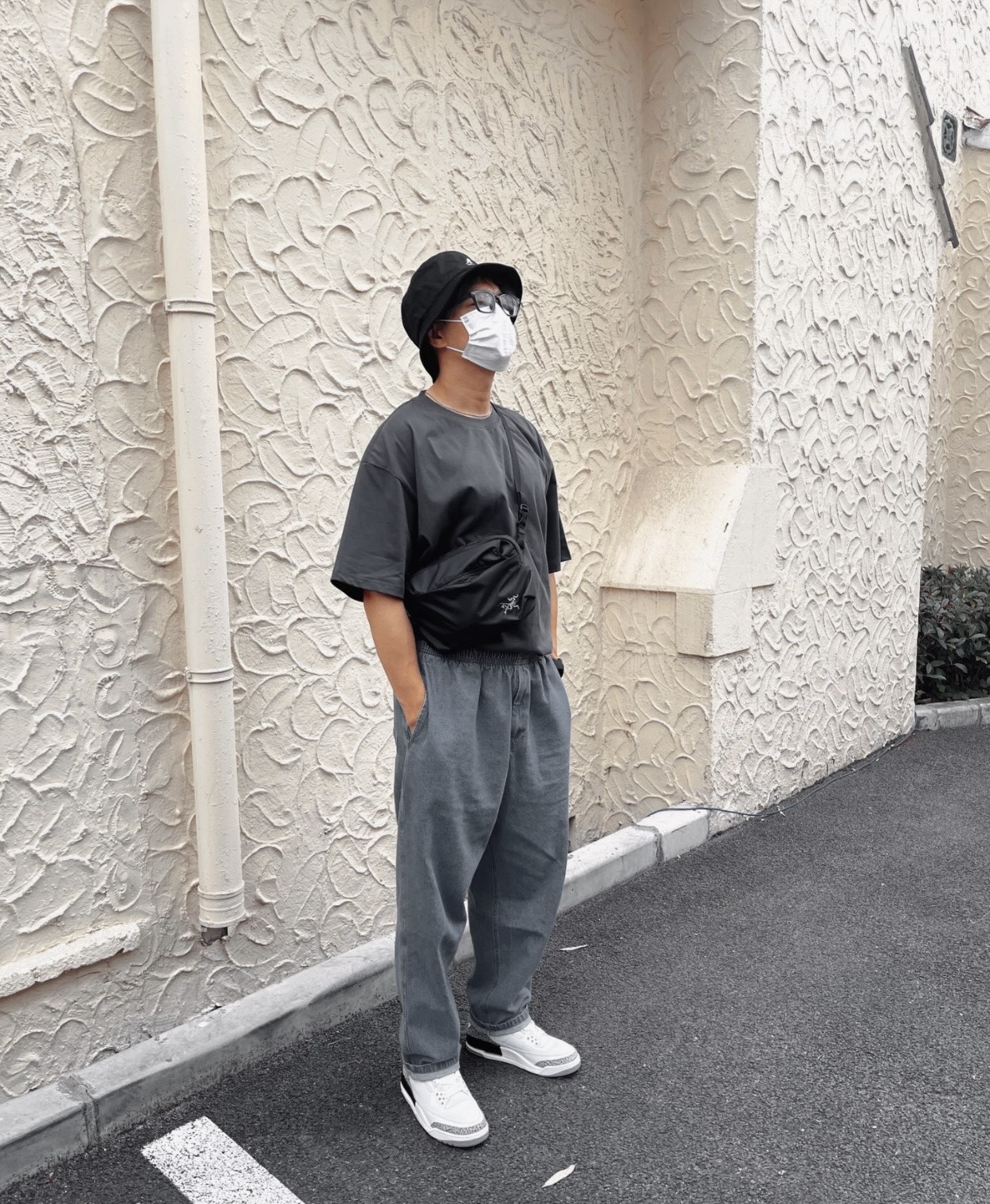 💰115。
Arcteryx Heliad 6L
始祖鸟轻度防水面料单肩斜挎包
尺寸:6L,25*9*17CM
颜色:黑色,粉色
韩国原装织带/扣件
日本进口YKK拉链
拉链头采用进口硅胶材质~
主包处采用双拉头,更便于打开
满足日常出街配件的装带