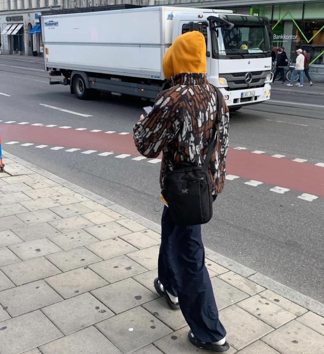 💰145。
Arcteryx slingblade 4L
始祖鸟城市休闲单肩斜挎包
尺寸:29*24CM 4L
主隔层及外侧拉链拉袋都有卡槽
可存放手机,卡包等小物件
内里两个隔层袋设计,方便存放物件
背后绑带设计,日常搭配也可以绑腰间
4L单肩设计满足日常使用