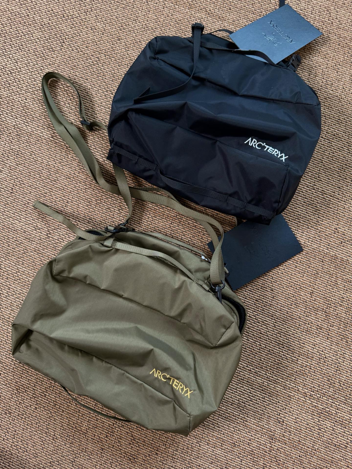 💰140。ARCTERYX 始祖鸟10L收纳洗漱包
尺寸:33*23cm
颜色:黑色 军绿色
面料采用尼龙材质,防水耐磨
双面各5L容量,多个口袋设计,方便分类收纳
内赠长肩带,可斜挎可手提使用
