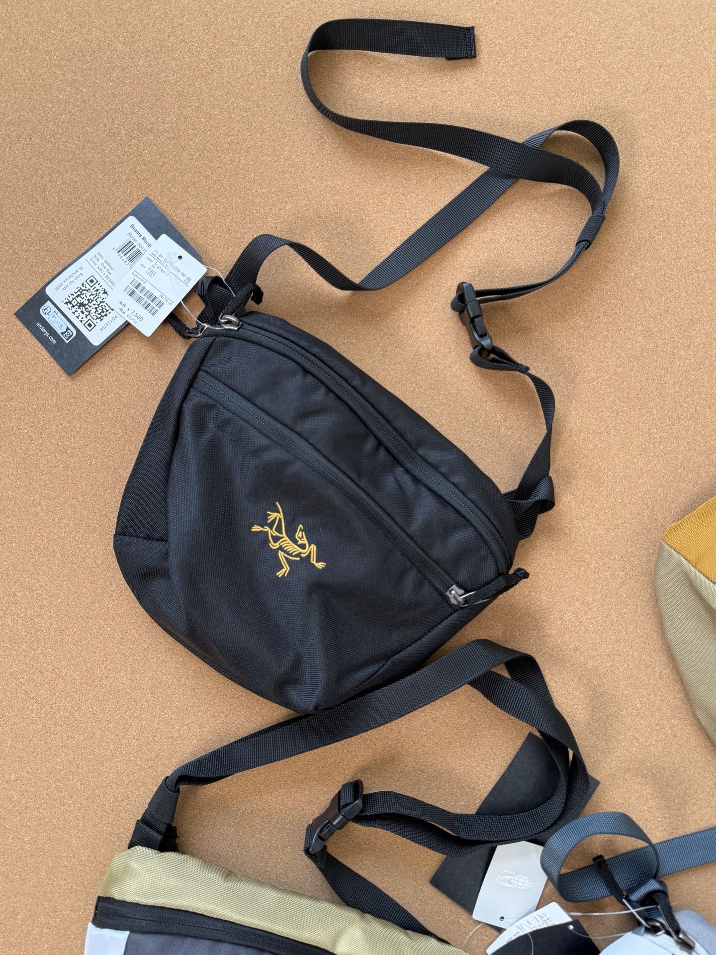 💰115。 arcteryx beams联名款腰包斜挎包尺寸:26*20cm 配色:黑色,卡其,黑拼,黄色 大表姐同款,面料采用进口双股尼龙面料,耐磨耐用。 两个拉链隔层,大隔层内有两个夹层,实用性很强。 肩带可调节,可作斜挎或腰包,按需要来。