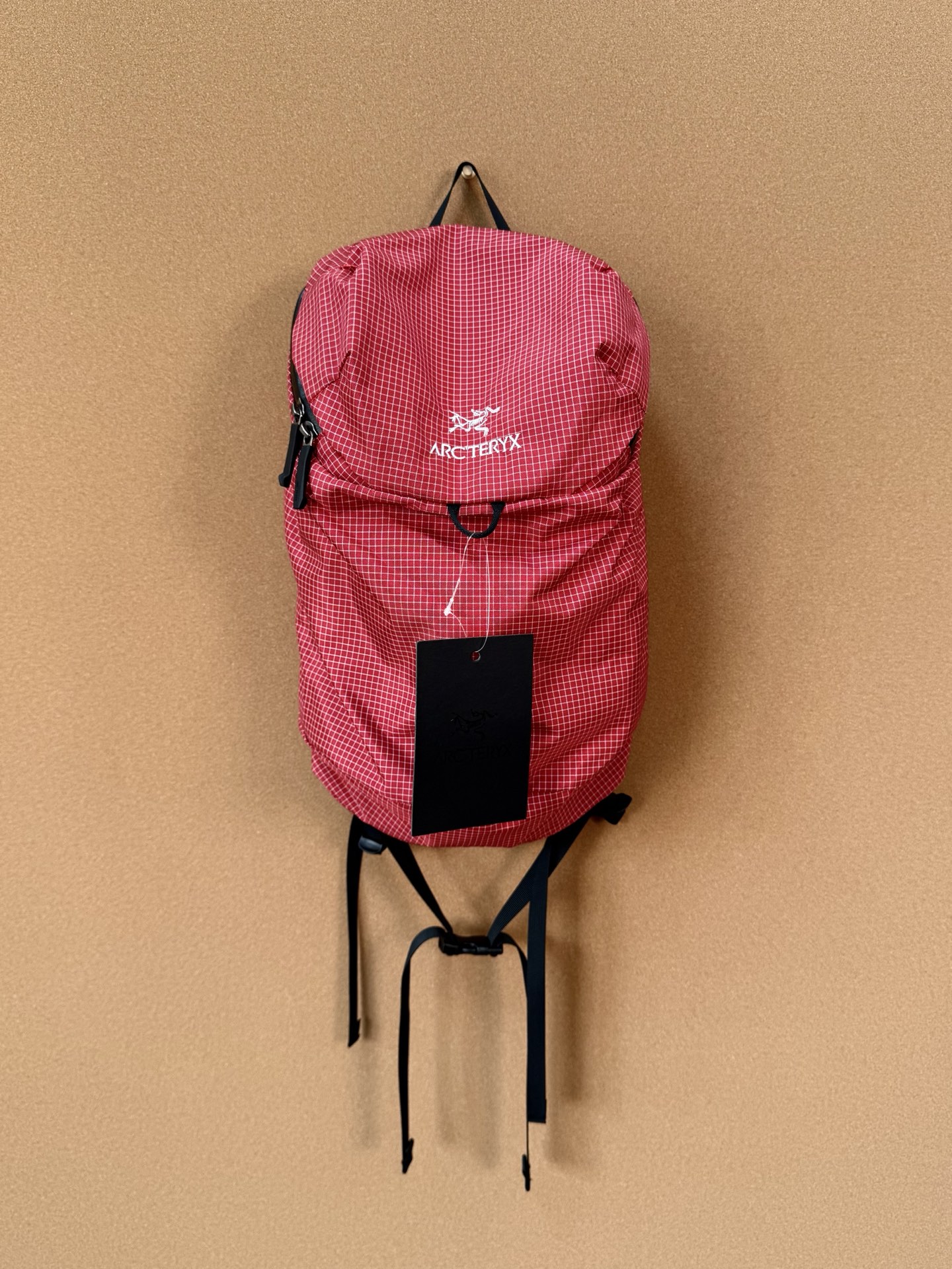 Arcteryx 始祖鸟 Konseal 15L 尼龙双肩背包 尺寸:44*25*21cm 15L简洁实用 轻薄便携 日常旅游通勤出行都可~~ HadronTMM LCP网眼面料 轻量防水且特别耐磨 胸带/腰带磁力扣2个,受力同时更牢固~ 韩国原装织带/扣件 日本进口YKK防水拉链
