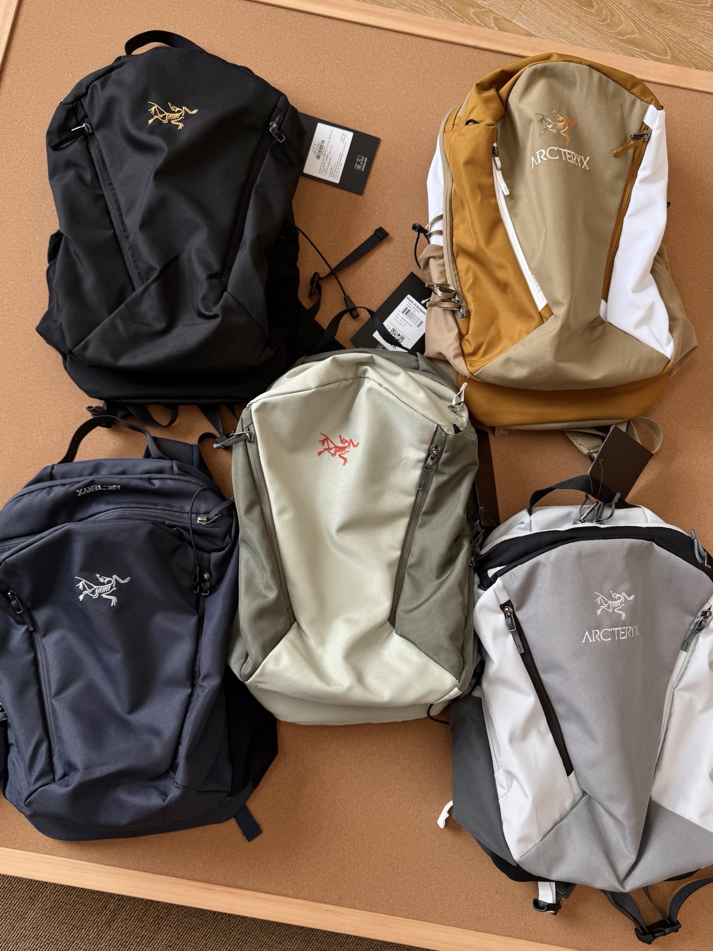 💰205。 ARC’TERYX Mantis 26L双肩包 尺寸：24cm×15cm×45cm 颜色：黑色，岩灰绿，雪松色，黄棕色，藏蓝色。 内部新增用于装笔记本电脑的内袋，包左右两边的弹力网袋用于放置水杯或者其它长条配件。ARCT带背板的设计，可以放15寸电脑！顶部手提方便拿握。 全部性能 •轻量，耐用，功能多样 • 经无氟 DWR 处理，可防泼水 • Spacermesh™软垫背幅舒适而通风透气