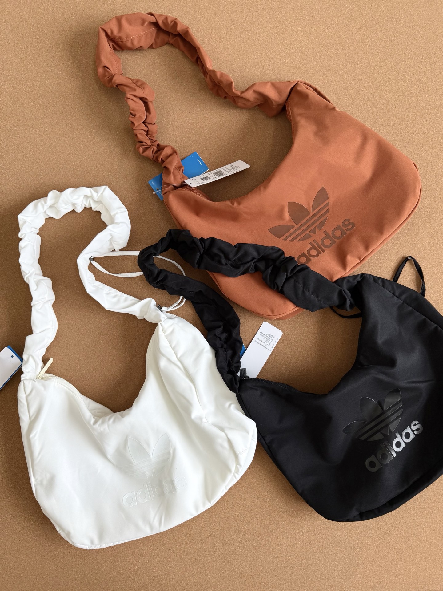 💰125。Adidas三叶草中号云朵包 尺寸：38*22*14 颜色：黑色，白色，焦糖色。 可斜挎可单肩的设计 整个包软乎乎的，自重轻 内里容量超大，日常使用足够