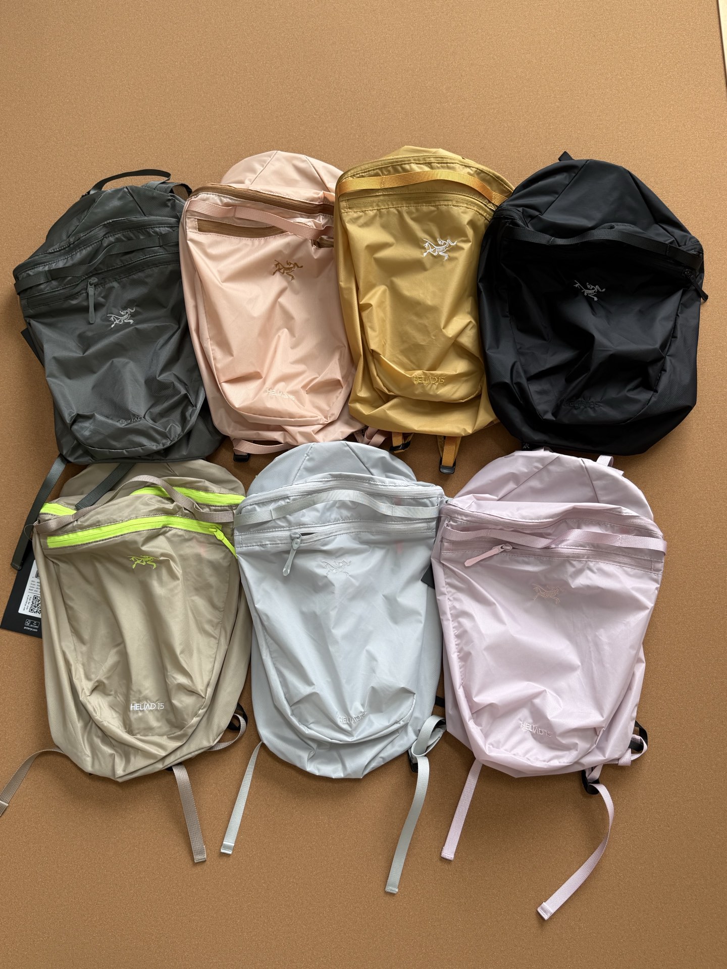 💰125。高版本,区别通货 Arcteryx始祖鸟 HELIAD 15L刺绣徽标双肩包
尺寸:40*25*20cm
颜色:黑色,浅粉,黄色,棕粉,卡其,浅灰,墨绿。
户外多功能登山徒步露营背包,男女同款情侣款,这款又是一款大爆款,夏天超好用的款式!包身采用传统的降落伞防水面料材质,轻便防水手感柔软透气,经典鸟标刺绣是品牌的标配,容量空间也不错日常的随身小物都能装下,自用送闺蜜都炒鸡好!