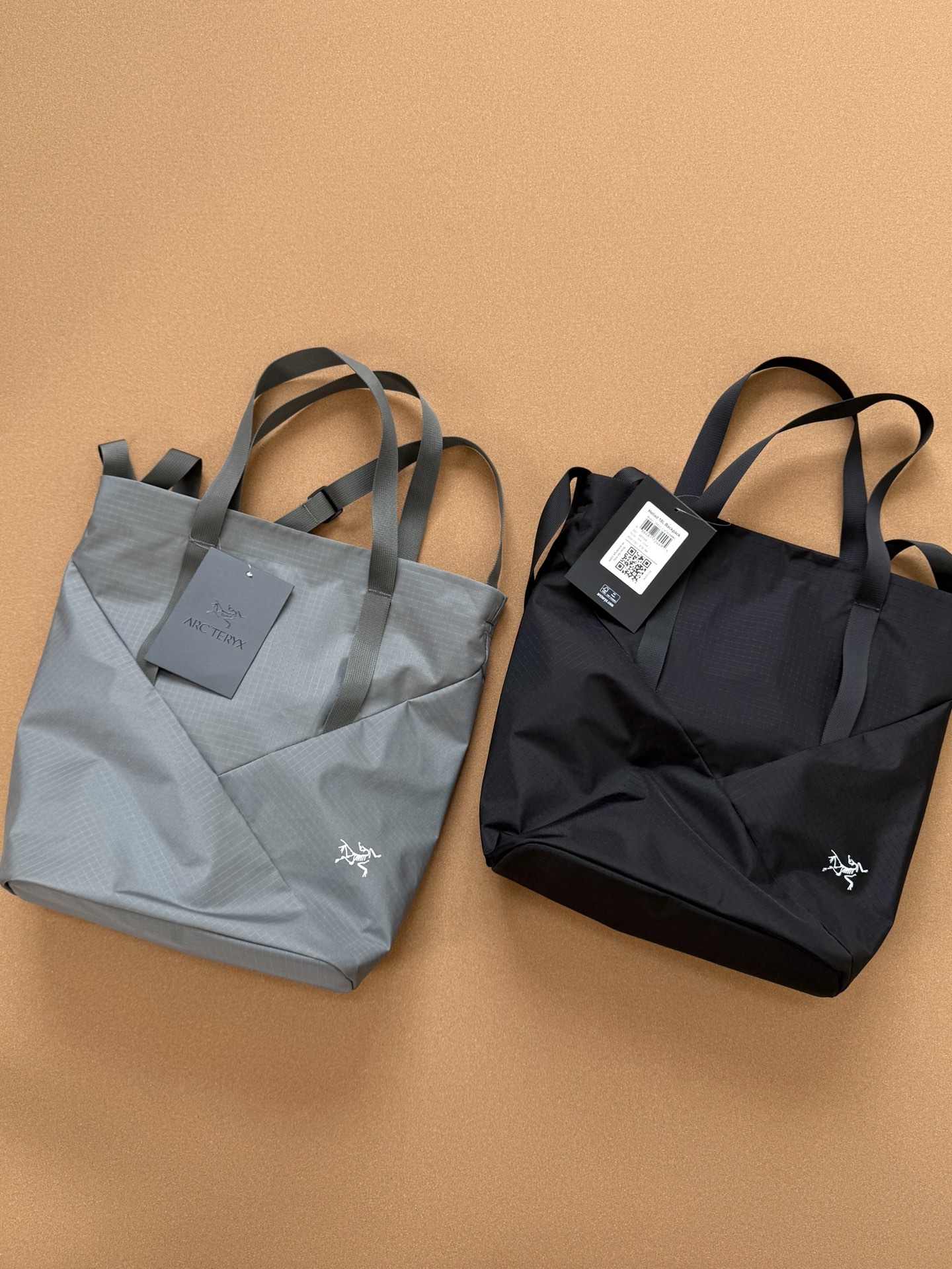 💰130。ARCTERYX 始祖鸟18L单肩斜挎托特包 尺寸:39*16*40cm 颜色:黑色,灰色 整包自重轻,面料防泼水。 容量巨大,日常通勤合适。 可斜挎,可单肩,根据需求来。 敞口大拉链,防丢性升级。 内里带拉链小口袋,卡片也能放。 出门旅游,这个就能搞定。