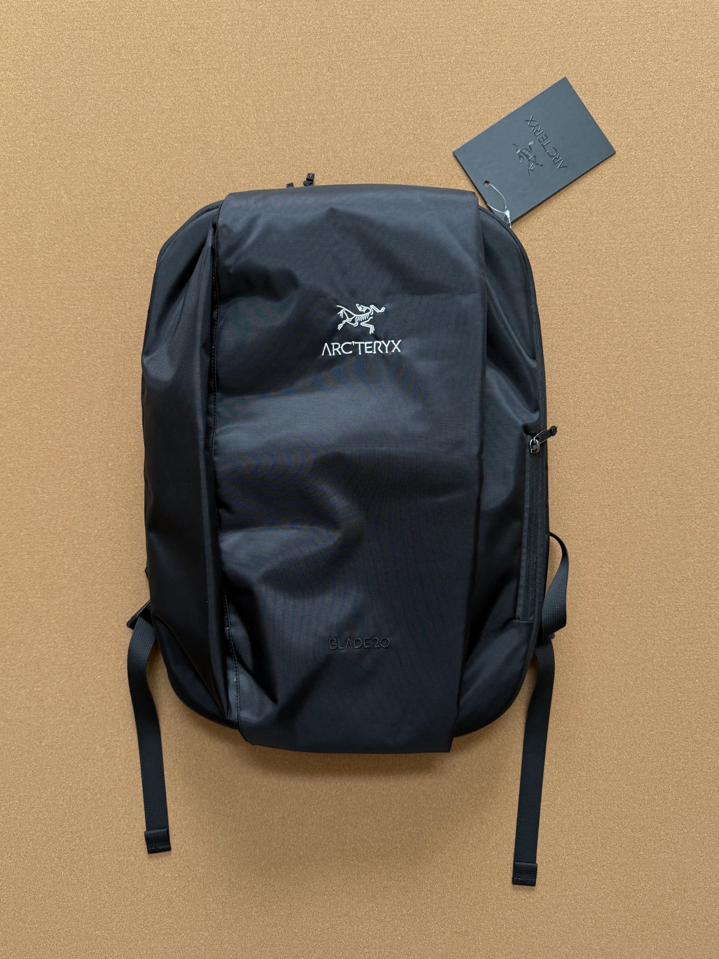💰210。 ARCTERYX 始祖鸟 BLADE 20 双肩背包 尺寸,41*28*9cm 颜色:黑色、航空灰 这款Blade 20 背包配备热塑软垫背板,背负舒适且具有良好的载荷支撑效果。 肩带采用双密度软垫,确保长时间背负舒适性,同时可有效分散载荷。 Blade 有20升背包少见的轻便性,方便日常使用。 多层内胆,超多拉链口袋设计,容量大,功能区分多。