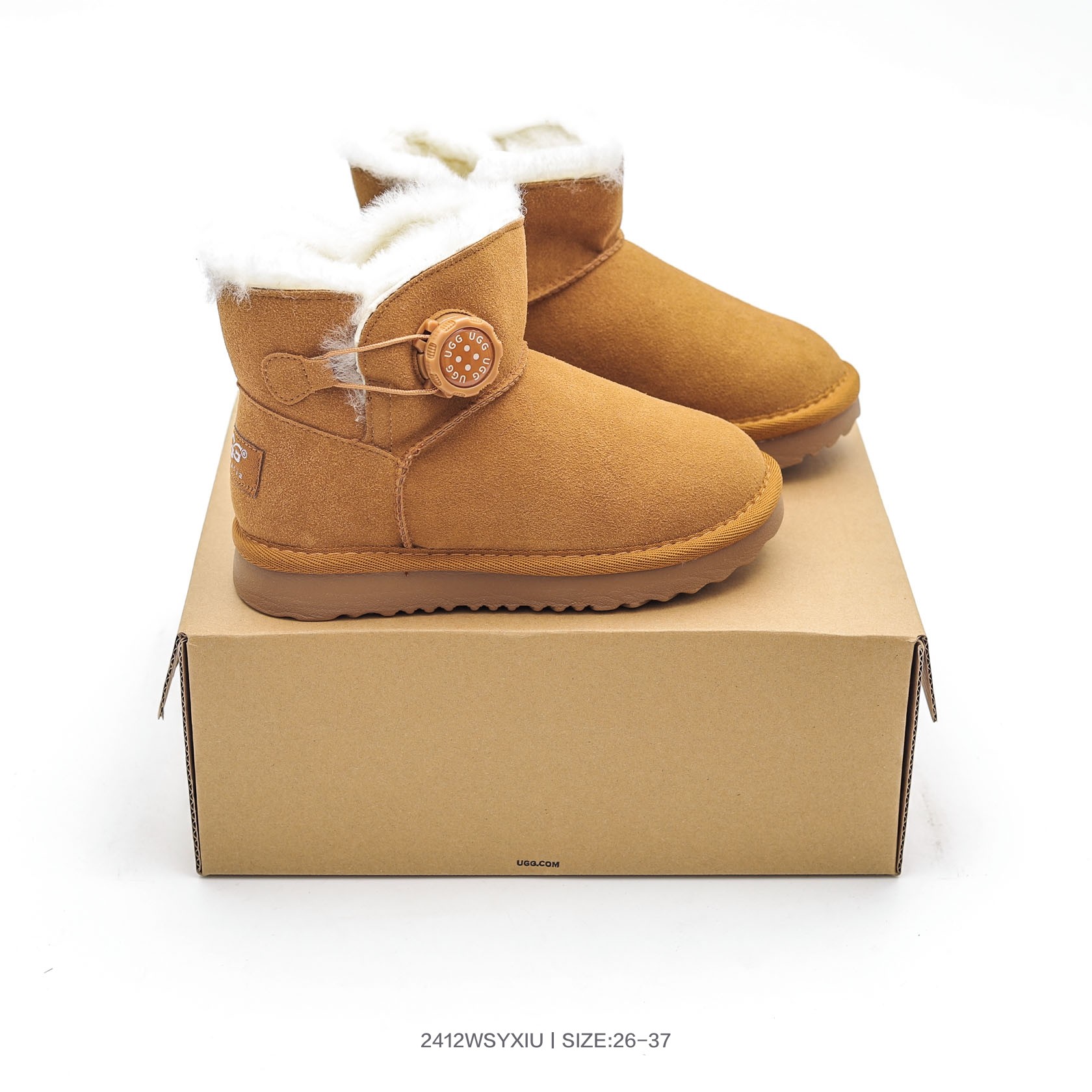 图片[9]-UGG 儿童精品童鞋品牌的起源可以追溯到澳大利亚，一战时期，澳大利亚飞行员用两块羊皮包裹成鞋子穿在脚上御寒，这种设计后来逐渐在澳洲流行开来。品牌正式创立于 1978 年，由澳大利亚冲浪员 Brian Smith 带到美国加利福尼亚并推广。以其标志性的羊毛靴而闻名于世，已成为冬季时尚与舒适的代名词。今天，为大家带来四双新款，它们不仅继承了 UGG 品牌的经典元素，更在细节上进行了创新。 尺码：26 27 28 29 30 31 32 33 34 35 36 37-选品中心