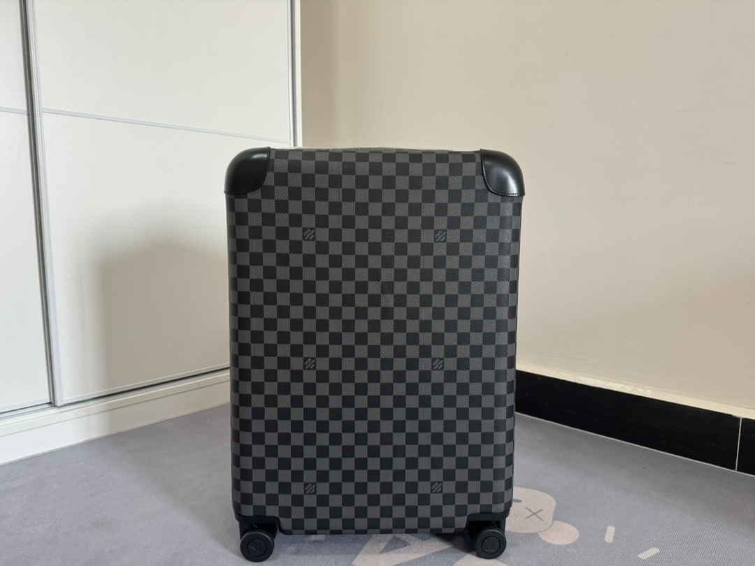 NO:741018,Original order [55cm high quality, genuine leather package with trolley] The only correct version in the market!   HORIZON four-wheel trolley suitcase matching details 1) Trolley material aluminum alloy silver thin pull rod, round hole buckle, aluminum alloy button. 2) Wheel matching wheel seat, matching round hole aviation silent wheel 3) Lock matching silver lock 4) Imported leather matching leather 5) Leather rod wrapped in genuine leather Matching size: 38.0 x 55.0 x 21.0 cm Carry-on suitcase 20 inches (length x height x width) -  Carry-on baggage size - capacity 28 liters,19860909原单【55cm 高货 拉杆真皮包裹】 市场唯一对版货！  HORIZON 四轮拉杆箱 对版细节 1）拉杆材质铝合金银色细拉杆、圆孔卡扣、铝合金按钮. 2）轮子对版轮座,对版圆孔航空静音轮 3）锁对版银色锁 4）皮进口对版皮 5）皮拉杆真皮包裹 对版size: 38.0 x 55.0 x 21.0 cm 登机箱20寸 (长 x 高 x 宽) - 随身上机行李尺寸 - 容量28升,,luggage